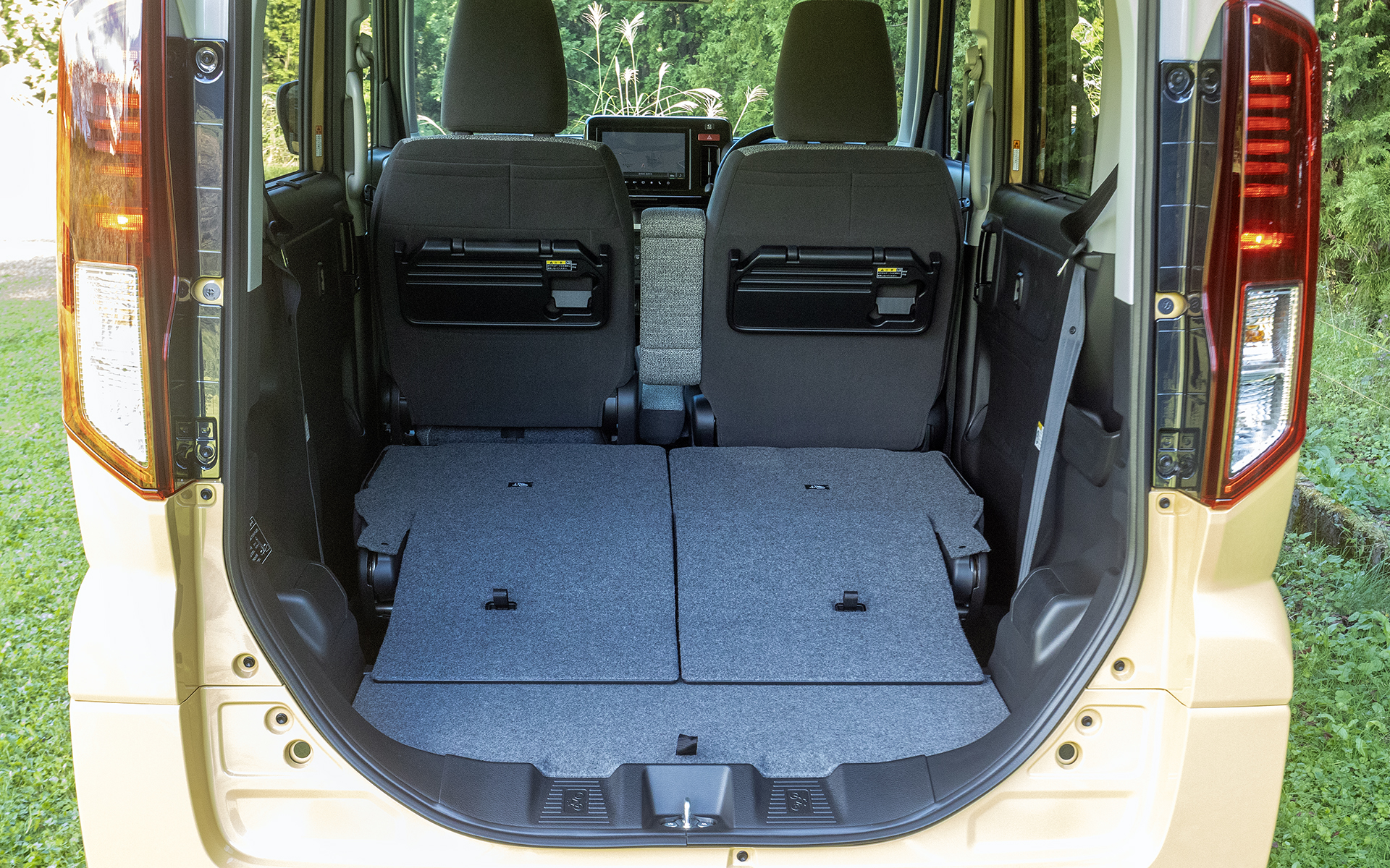 リアシートを両側前倒しにした状態