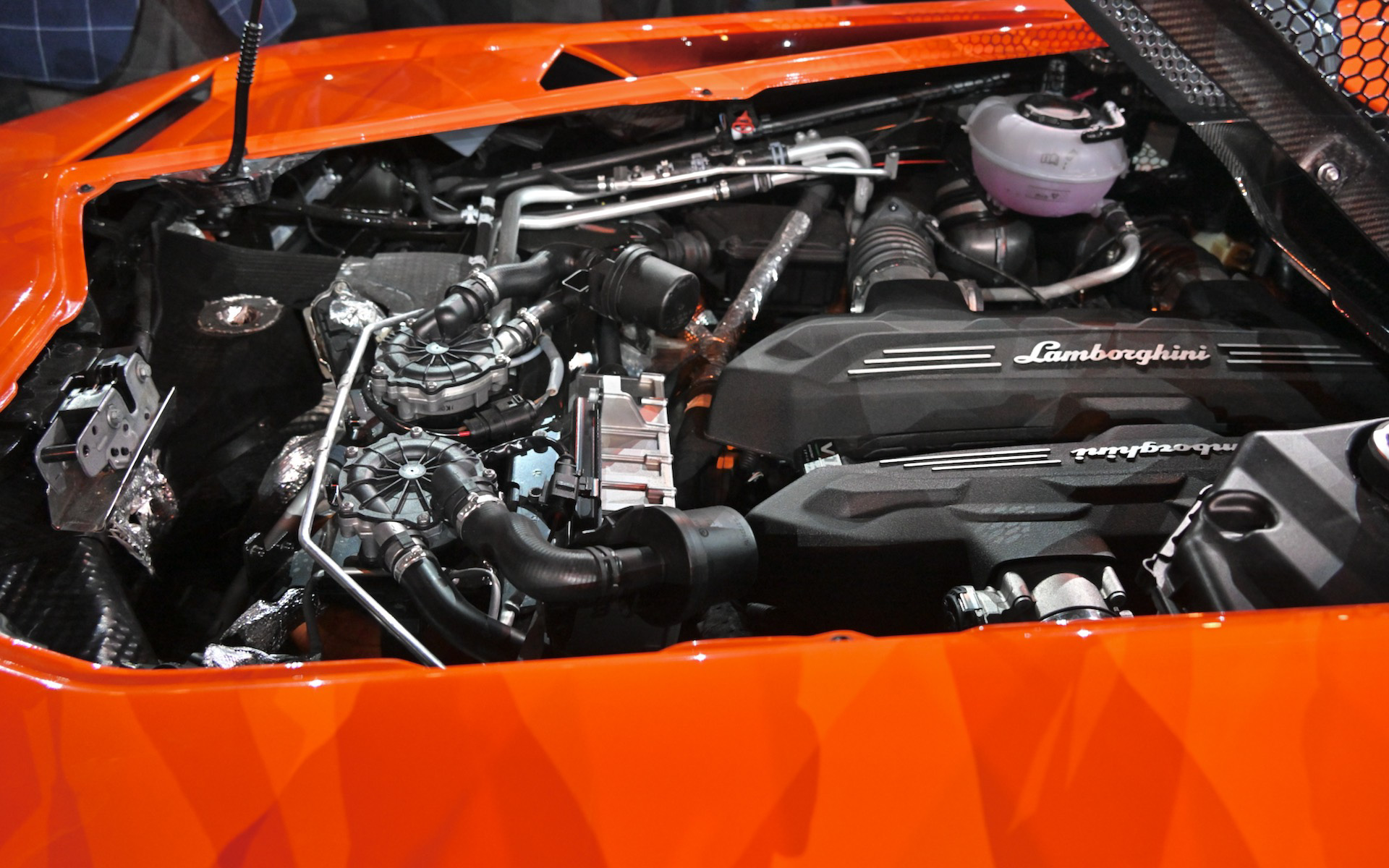 V12エンジン搭載の新型PHEV「レヴエルト（Revuelto）」