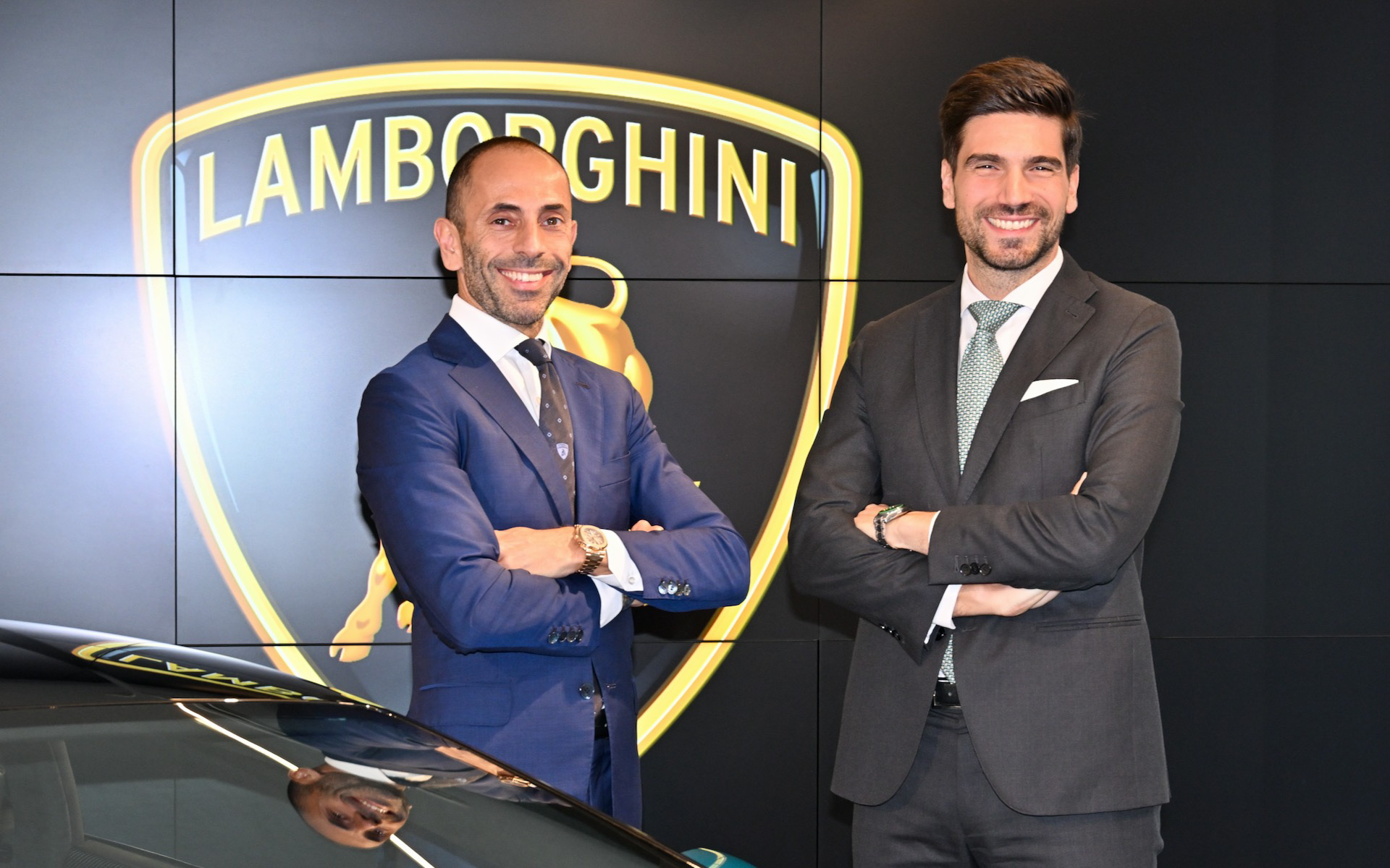 ランボルギーニのアジア太平洋地域CEOのフランチェスコ・スカルダオーニ氏（左）、ランボルギーニ・ジャパン社長のダビデ・スフレコラ氏（右）