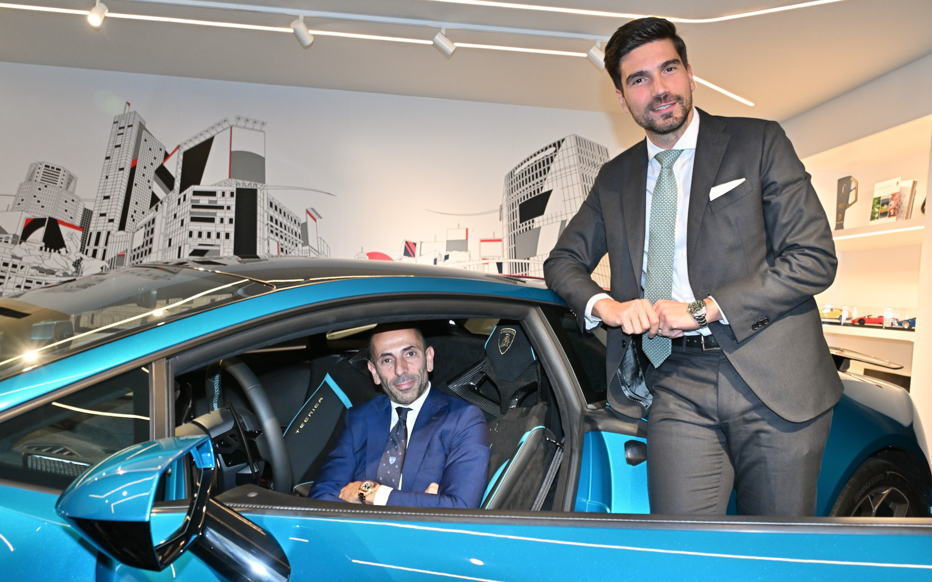 インタビューに同席したランボルギーニ・ジャパン社長のダビデ・スフレコラ氏（右）