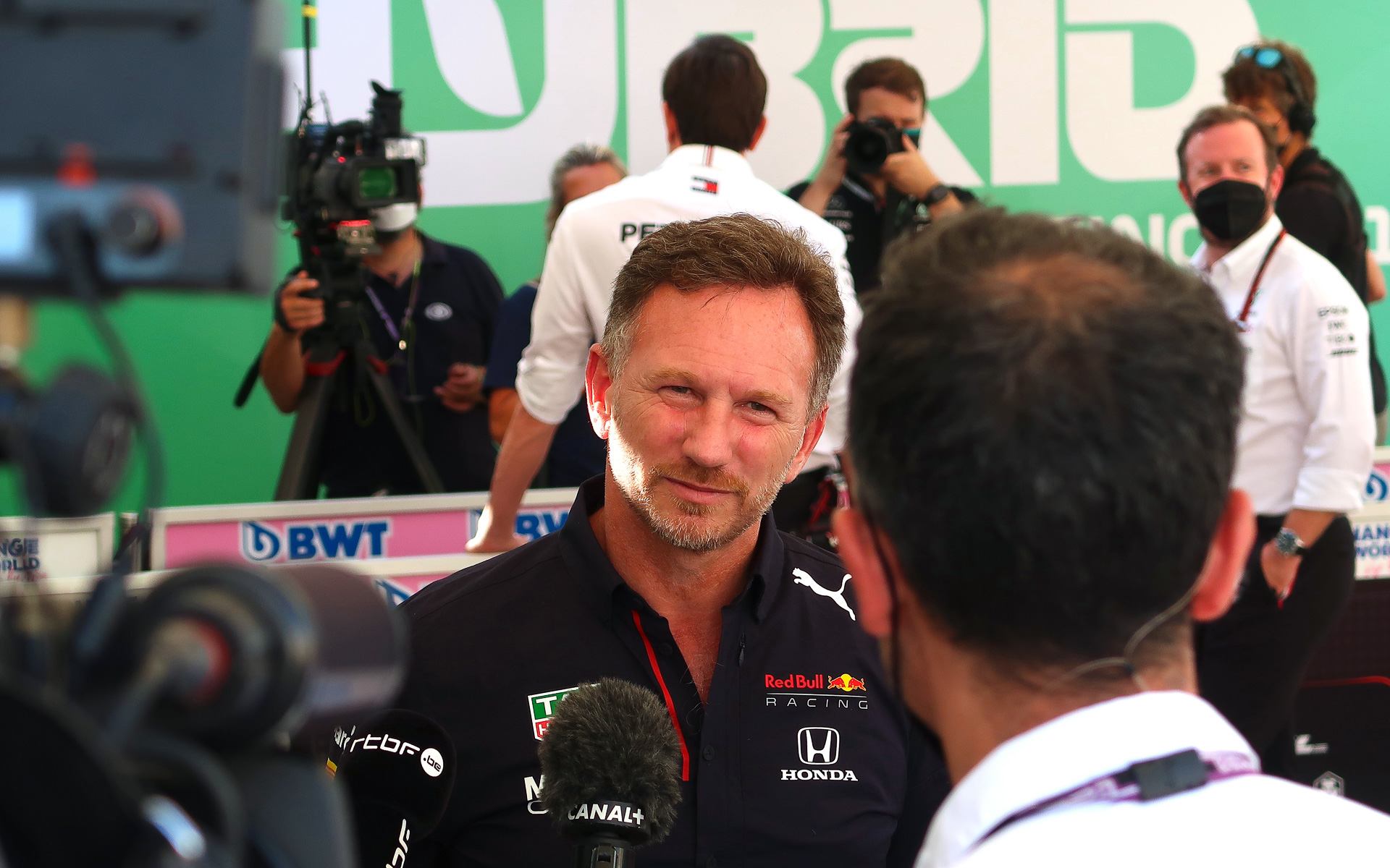 記者会見に応じるレッドブル・レーシングチーム代表のクリスチャン・ホーナー氏の奥ではメルセデスのトト・ウォルフ代表も記者会見に応じている