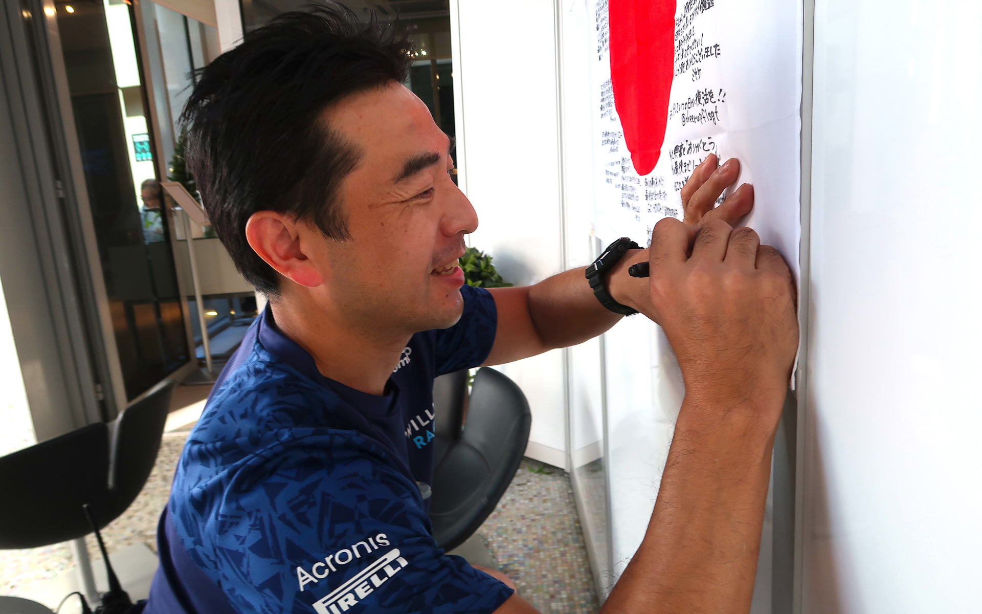 ウイリアムズのメカニックを務めていた白幡勝広氏も日の丸にメッセージを書き込んでいた