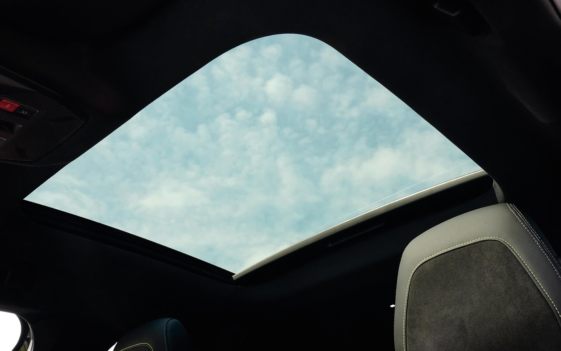 パノラミックルーフも特別装備する