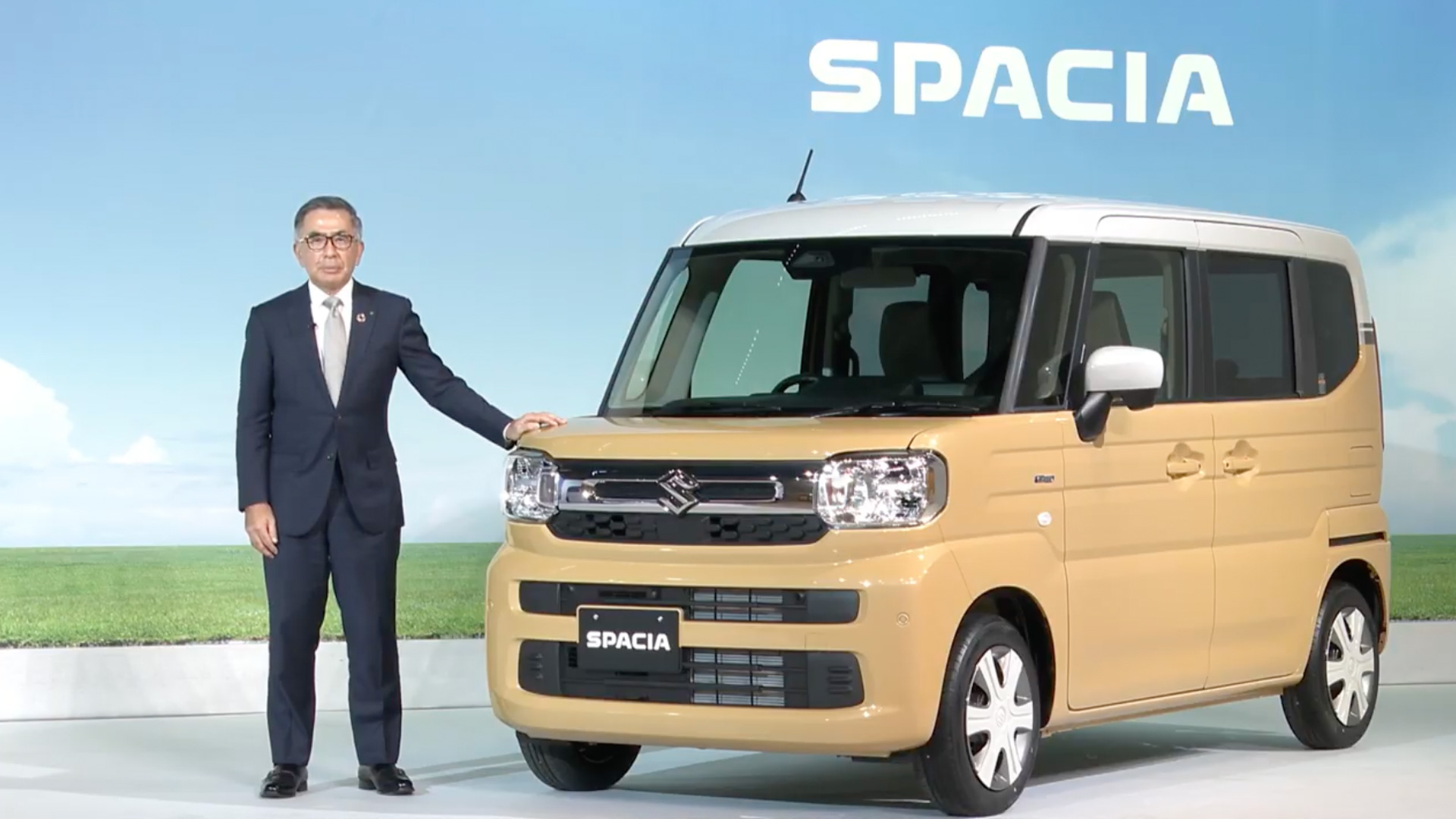 新型「スペーシア」「スペーシア カスタム」のWeb発表会に登壇した鈴木俊宏社長