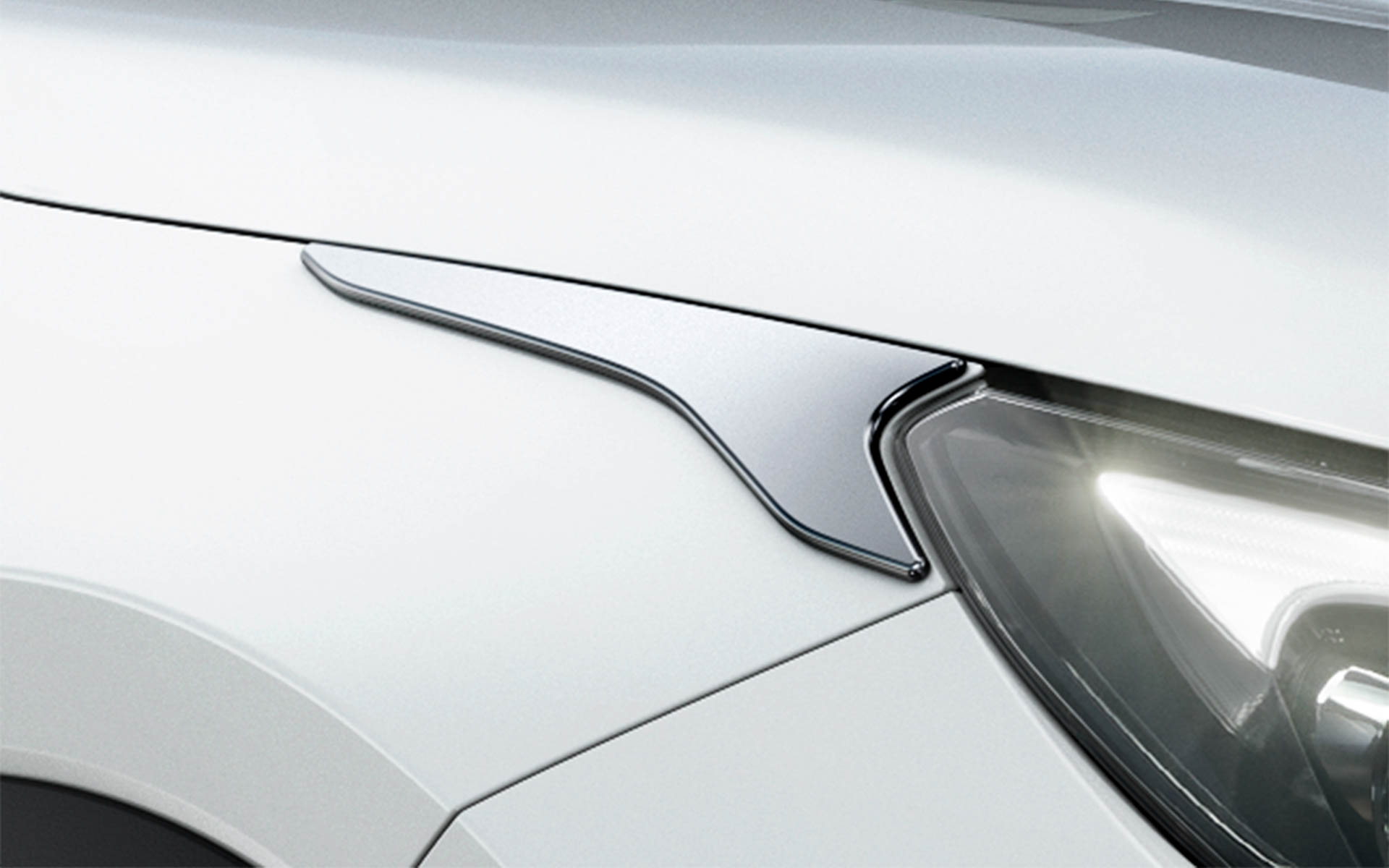 ヘッドランプシグネチャークロームは、ヘッドライトからの流れを受けた伸びやかなワイド感を強調。存在感のある精悍な顔つきを演出する