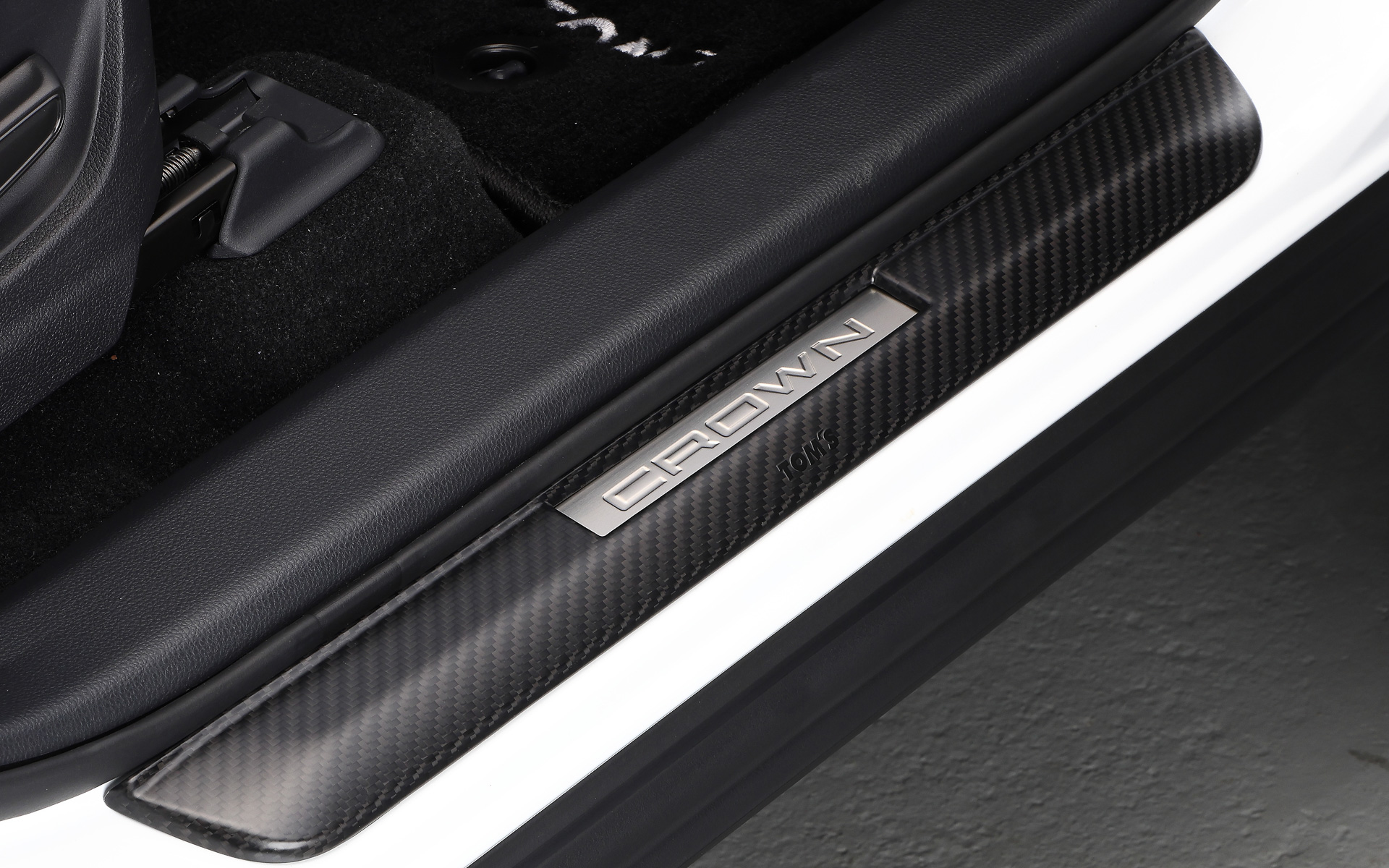 新型クラウン クロスオーバーのインテリア用カーボンパーツ（スカッフプレートカバー）