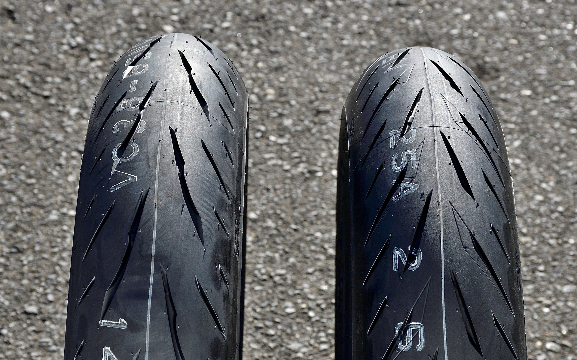 S23（左）とS22（右）のフロントタイヤ