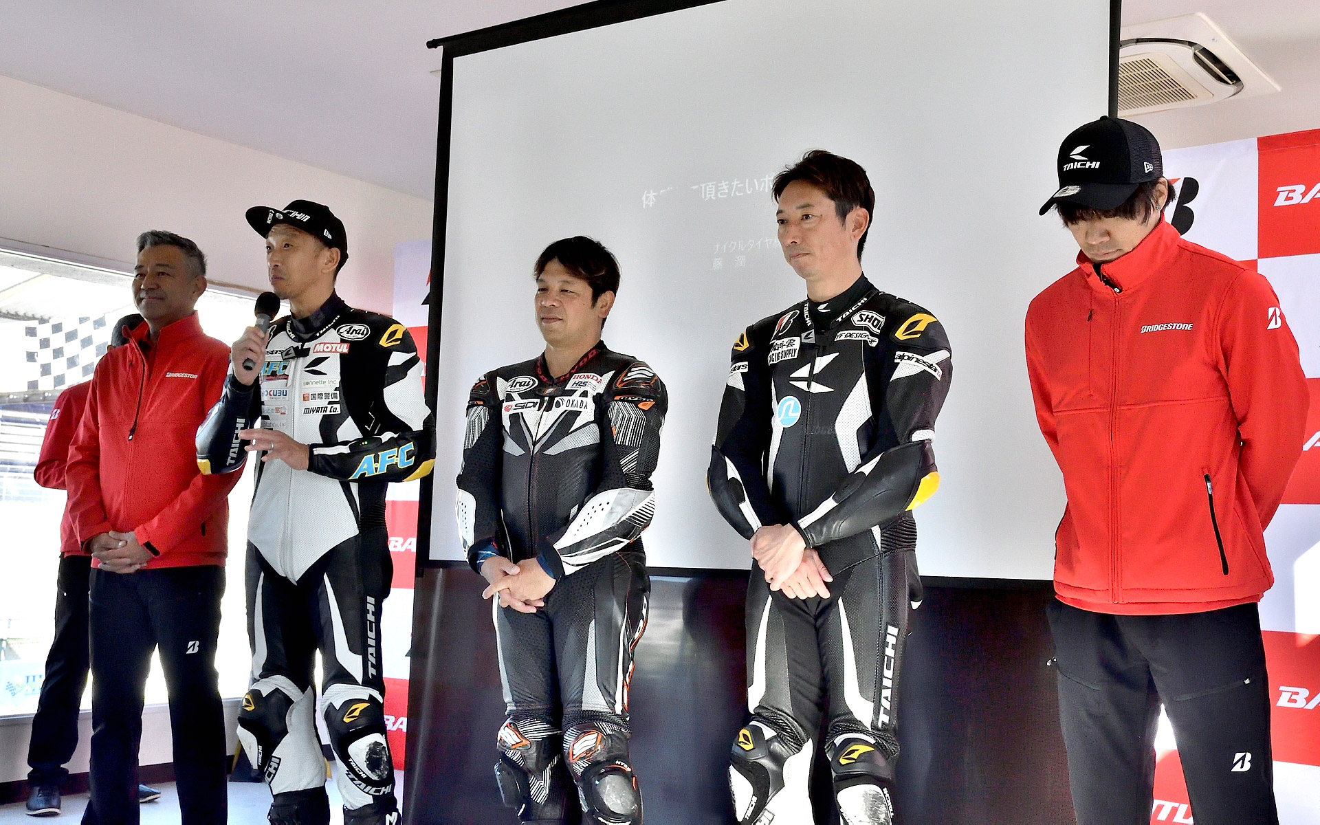 試乗会では青木宣篤氏や長島哲太選手らが一時的に先導ライダーを務めた