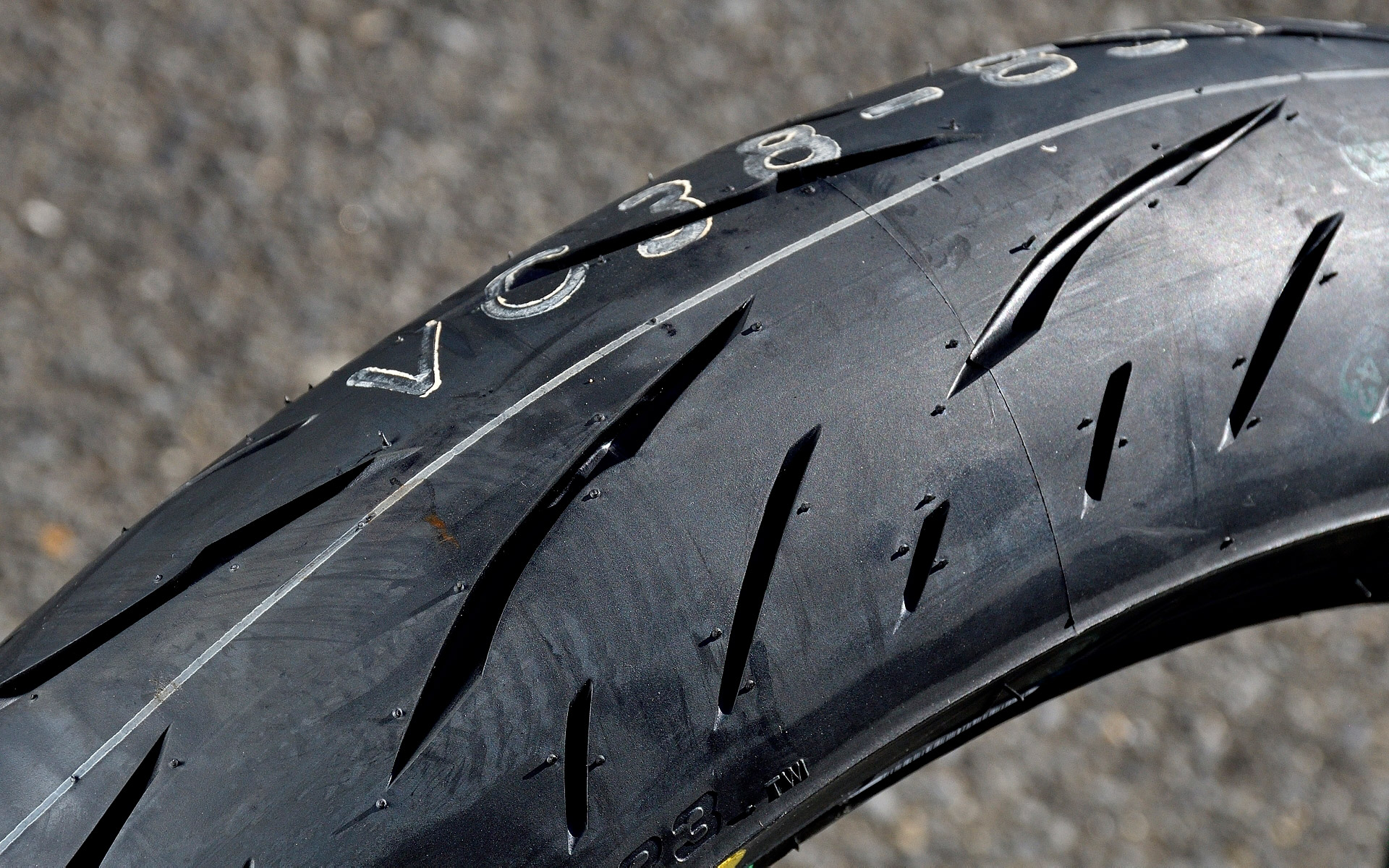 ショルダー部のパターンはRS11を踏襲している