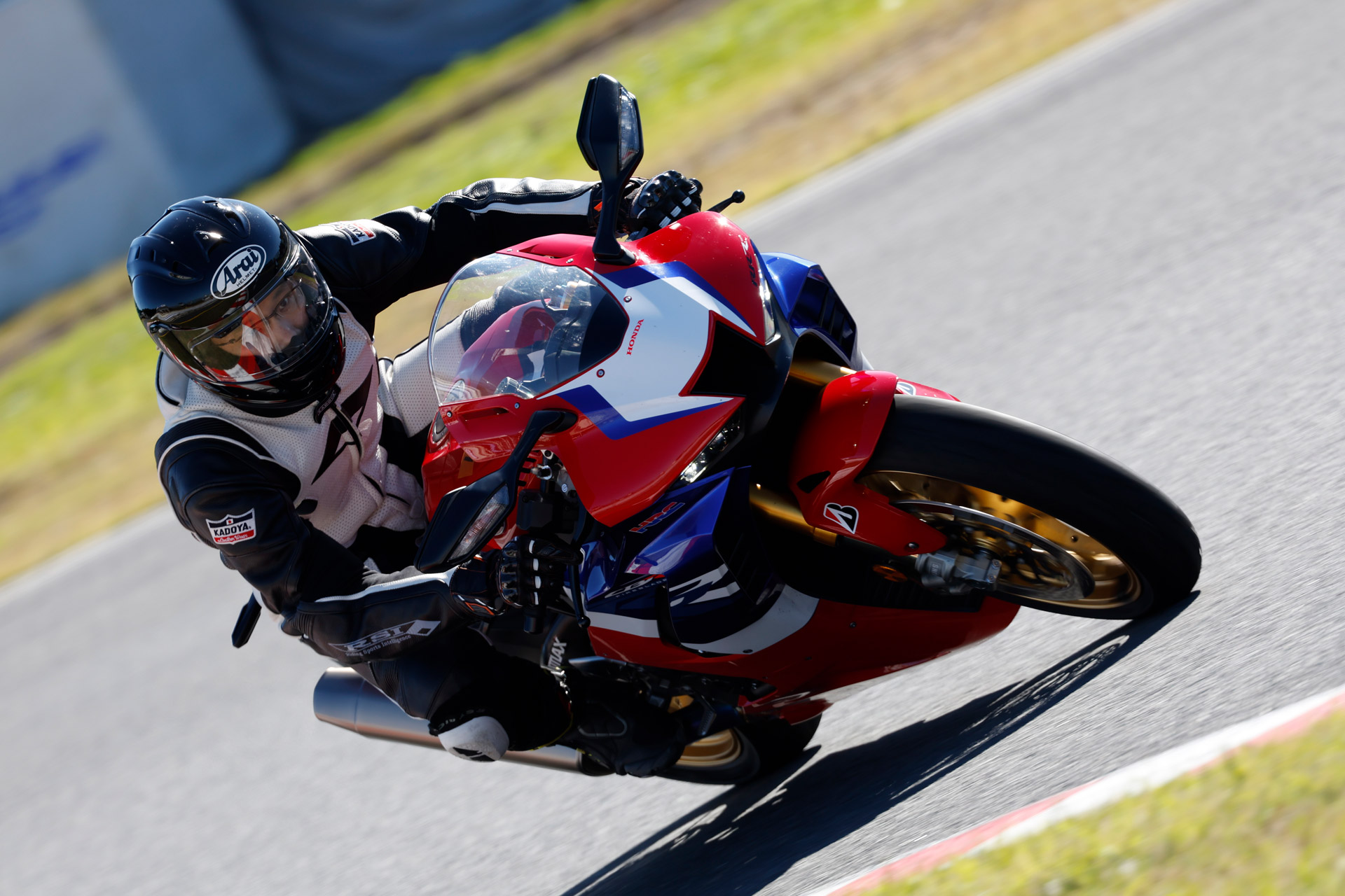 突っ込み気味のブレーキングでも許容してくれる