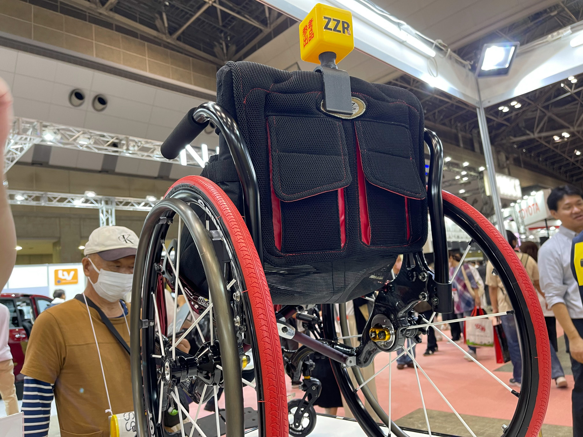 また、背もたれ裏の小物入れポケットも新しいデザインに変更。これらシートバック背面の小物入れがめちゃくちゃ便利なんですよ！　超オススメ！