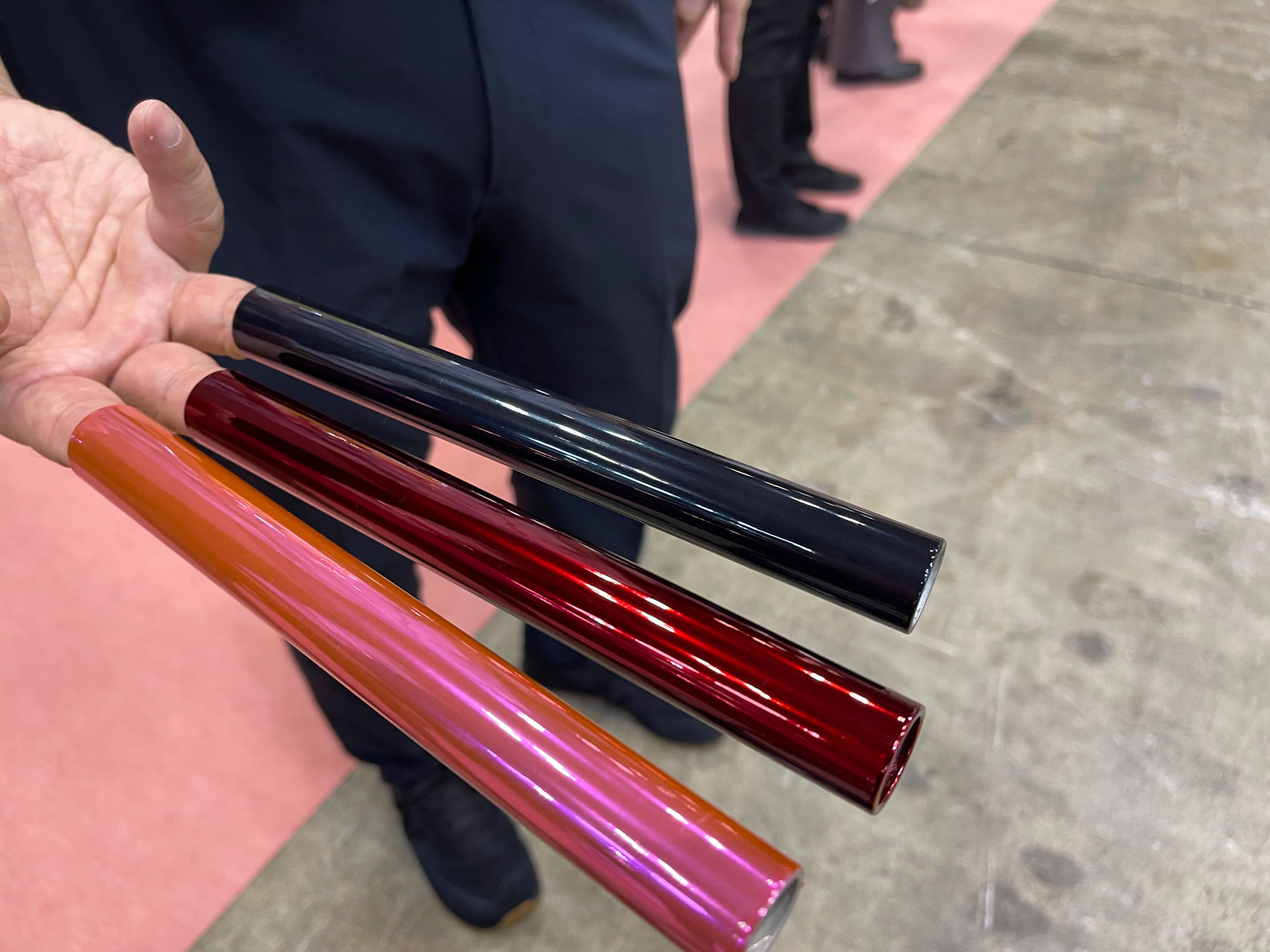 フレームカラーには3色のミラーペイントも追加。ちなみにこのスペシャル塗装の色を出すにはなんと5回の塗装が必要らしいです。めっちゃ手間がかかってる！