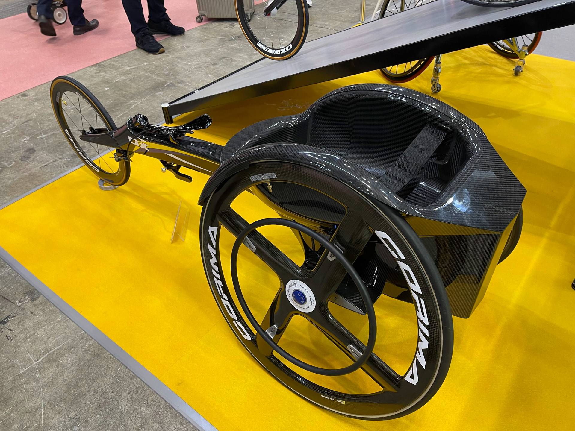 車いすマラソンの世界では特にスリップストリームにつかれると不利になることから、最近のハイエンドモデルでは空力を車体の後方直下で切り、ドラッグに入られない空力セッテイングが施されている