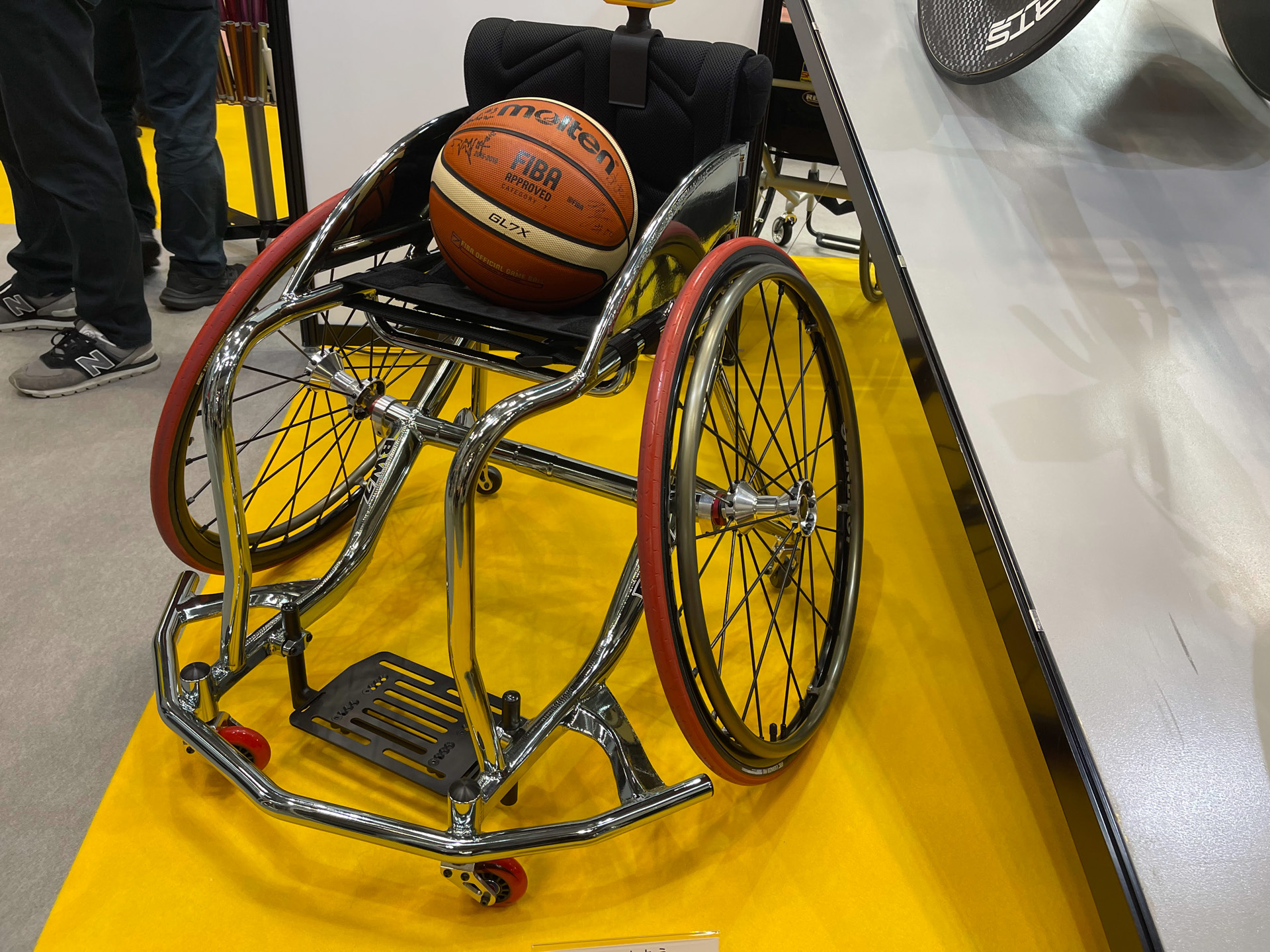 バスケ用車いす「BWZ」の最新モデルはフレームをBOX形状に変更することで軽量化と剛性アップを実現。またバンパーも溶接式とすることでフレームとの一体感をアップ