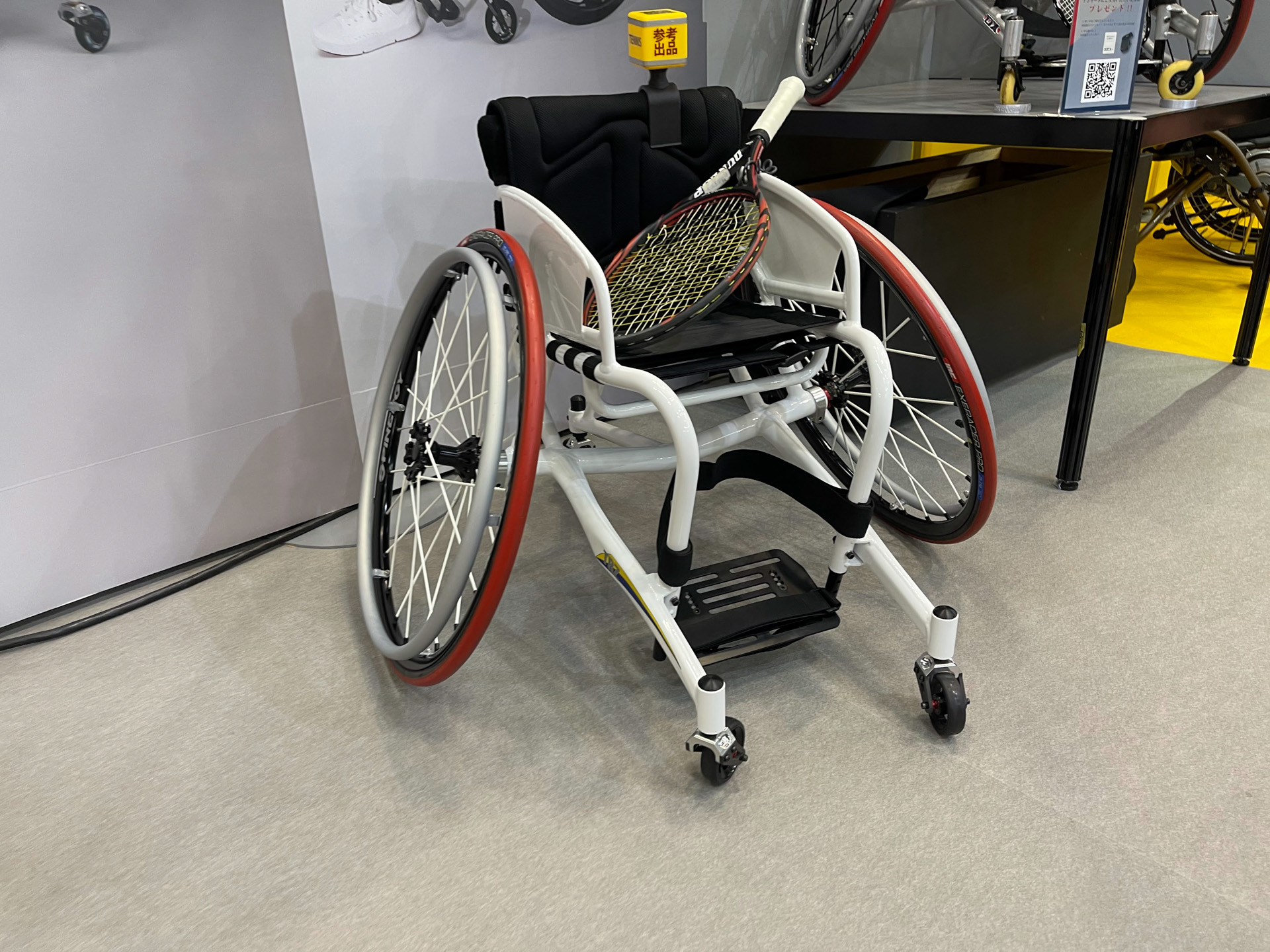 テニス用車いす「TRZ」（参考出品）も、約20年ぶりにメインフレームをBOX形状に変更。剛性感と軽さを両立したとのこと