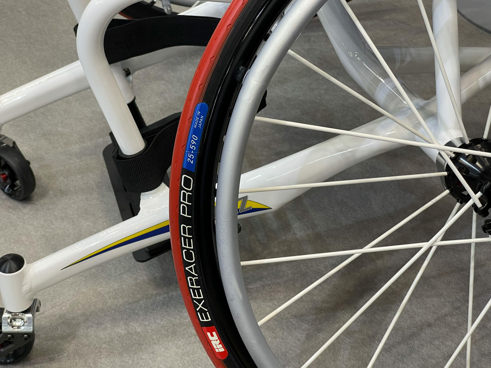 テニス用車いす「TRZ」（参考出品）も、約20年ぶりにメインフレームをBOX形状に変更。剛性感と軽さを両立したとのこと