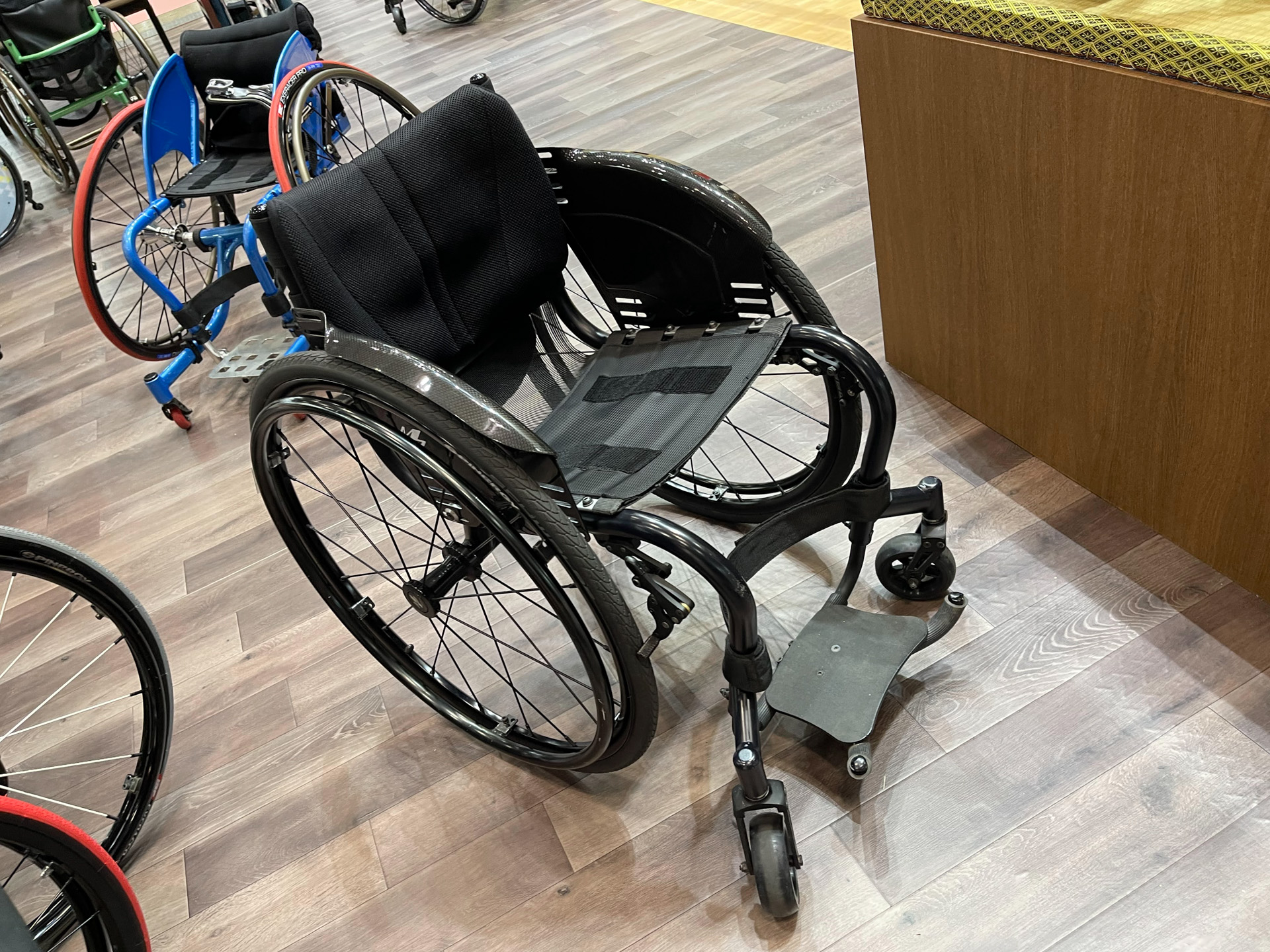 松永の固定式車いす「C-MAX」。軽快なデザインも◎