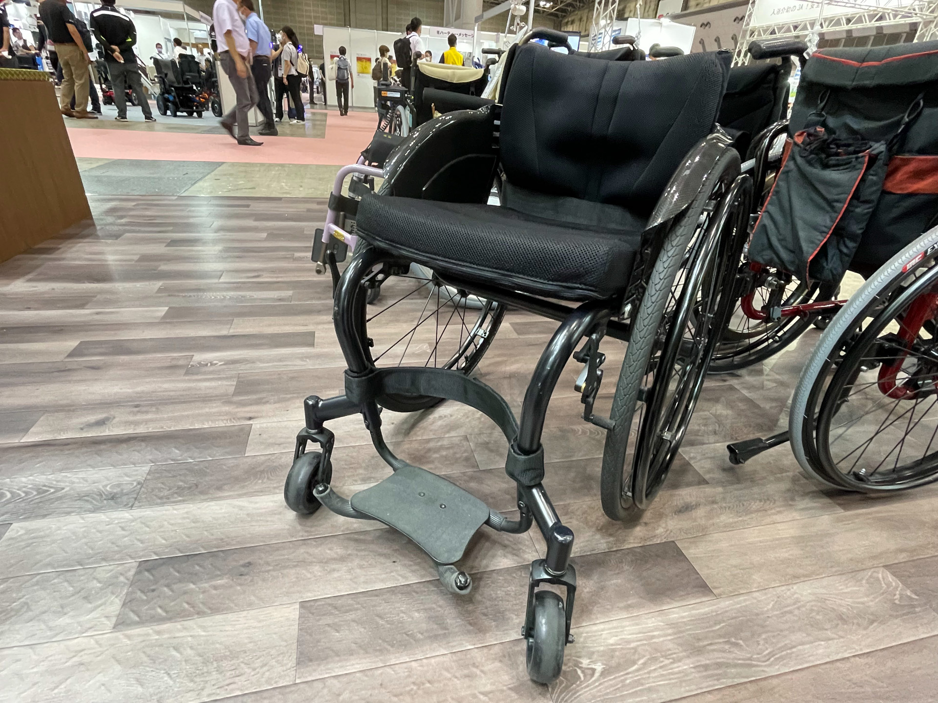 足下に向かってグッと絞り込まれたフレームデザイン。パラアスリートをはじめアクティブな車いすユーザーのなかでトレンドになっているデザインをいちはやく採用