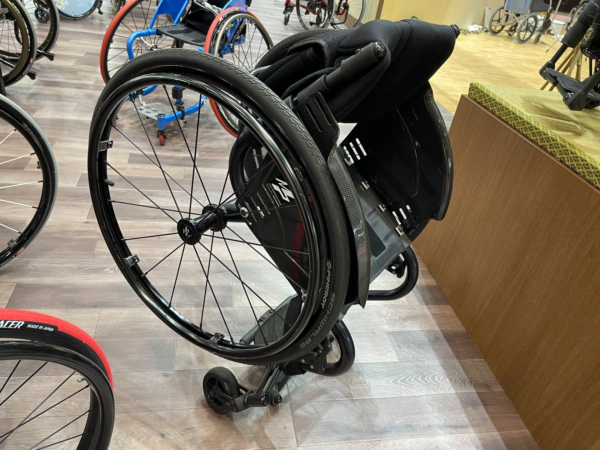 C-MAXは車いすを90度縦置きに自立させることができるので、クルマへの積み下ろしの際に非常に重宝する！