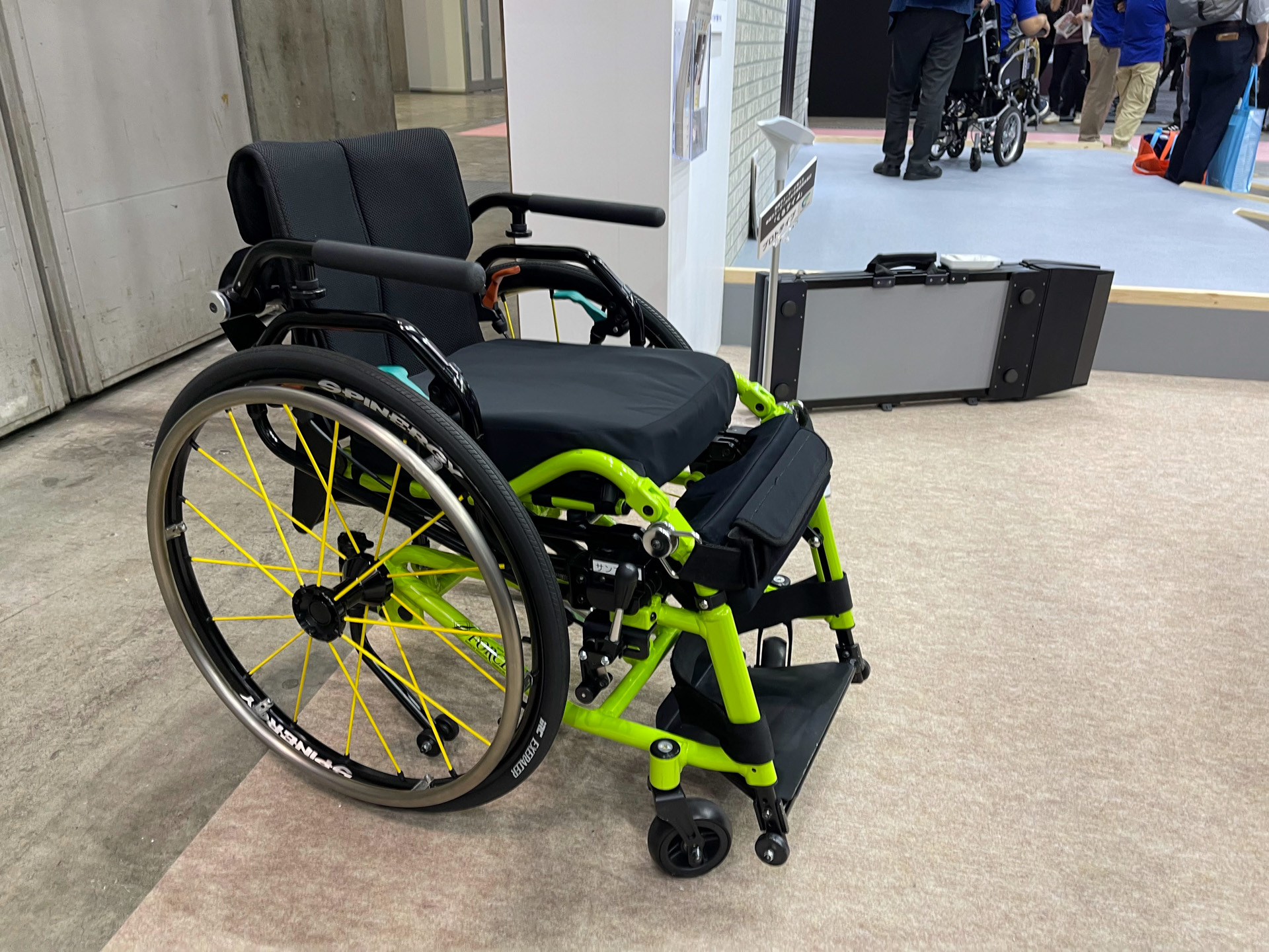 座っているだけじゃなく、さまざまなポジションがとれる車いす「NOVA_RiseActive」