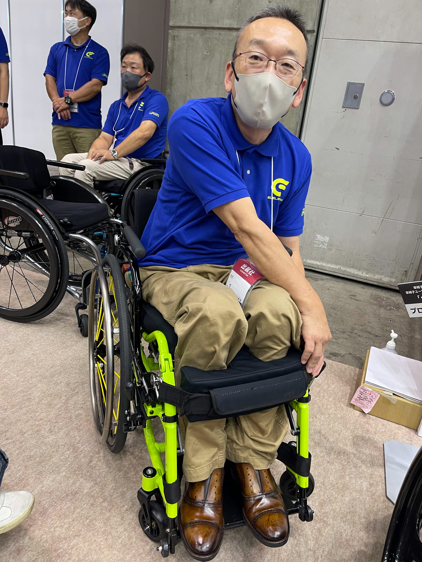 NOVA_RiseActiveの開発者であるミキFORCE事業部の芝崎泰造氏。芝崎氏が自宅で多用するのはこの中間位置のポジションとのこと