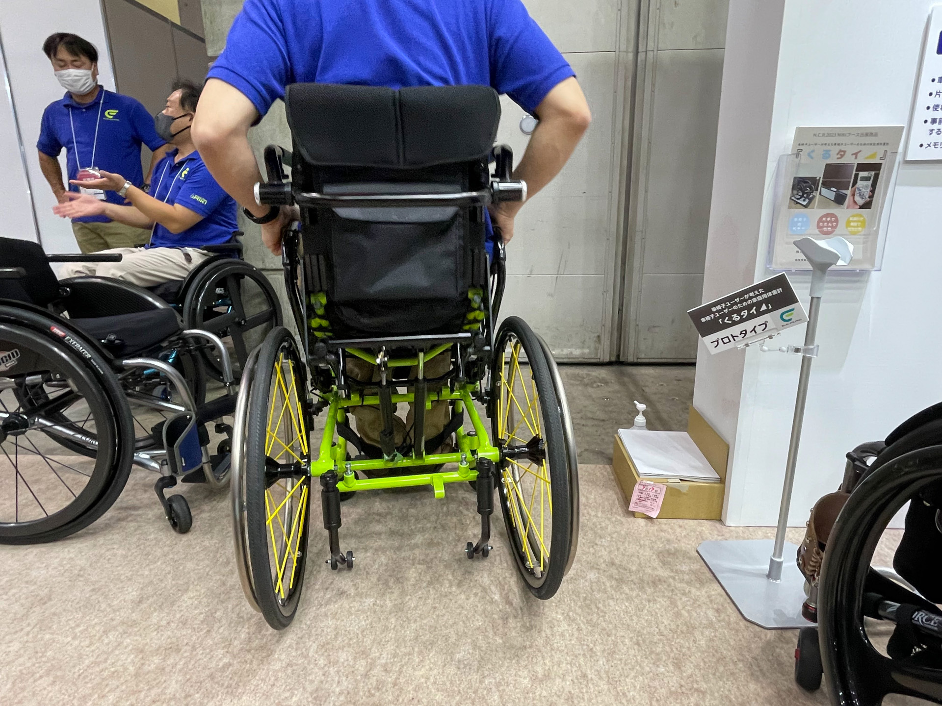 ポジション変更はシート下に取り付けられた2本のガススプリングで行なう。電源などは一切使っておらす、軽いプッシュアップができるなら自力でポジションの変更が可能