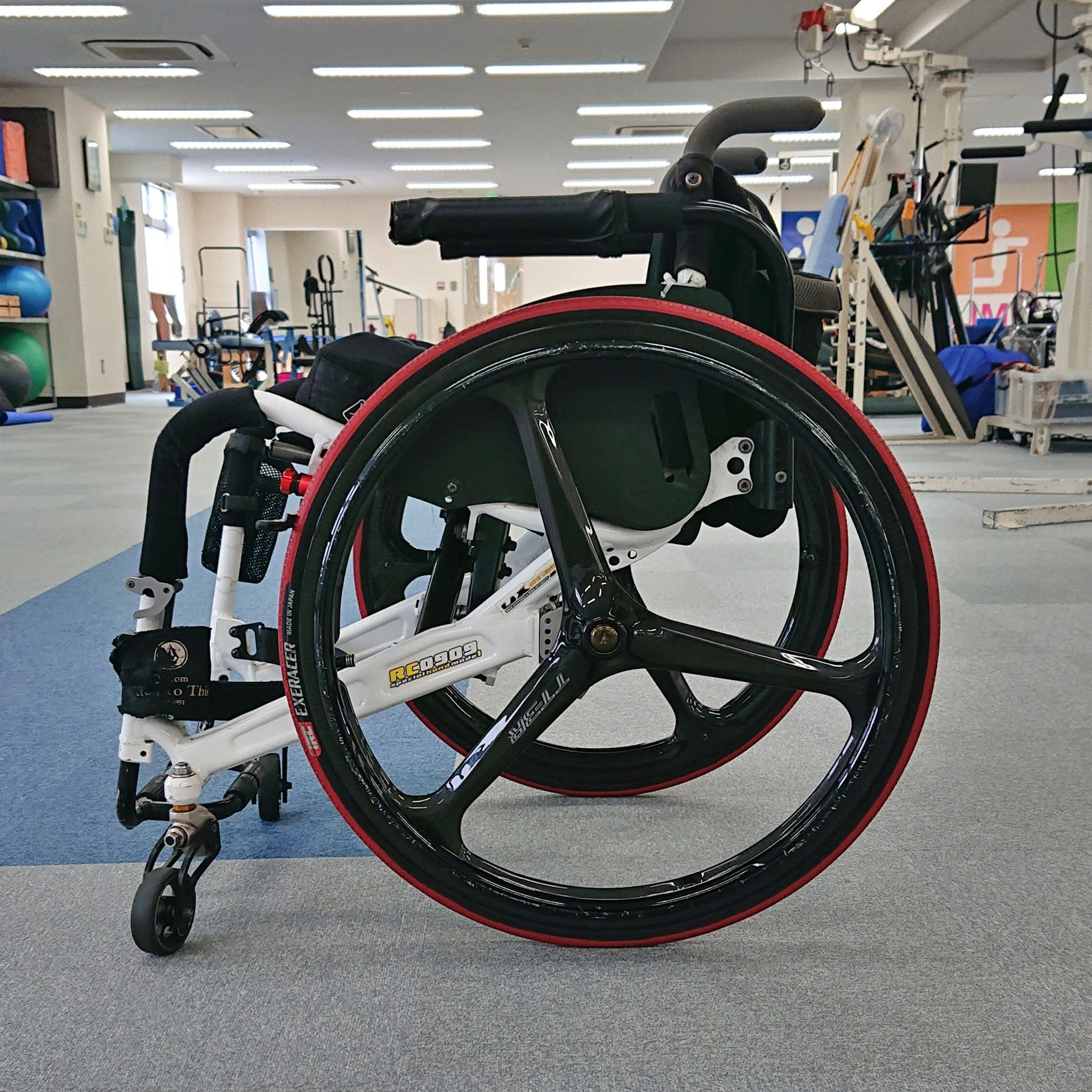 オレの車いすのシートには、厚さ10cmの「ロホクッション」をセットして使用