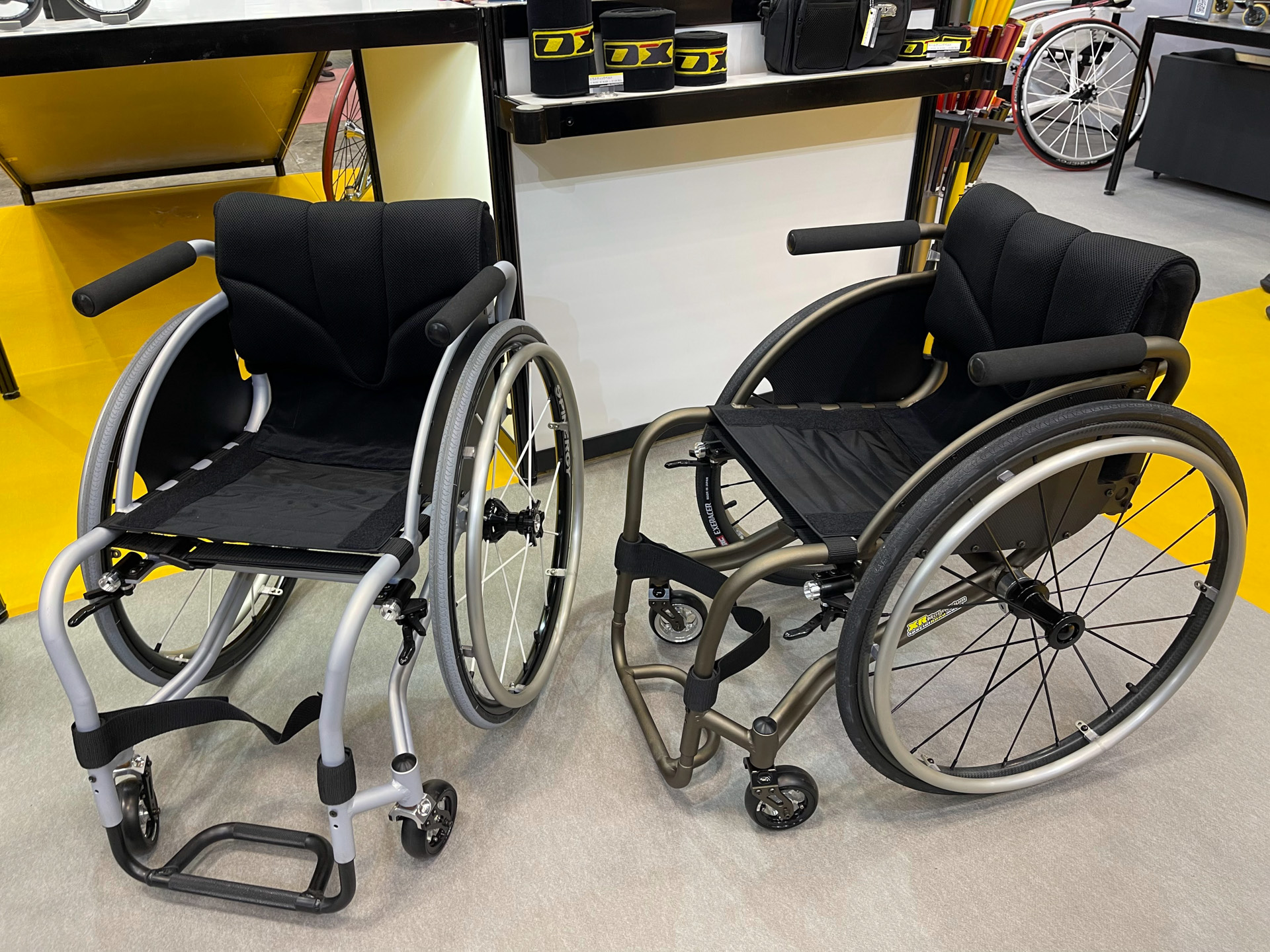 OXエンジニアリング製固定式車いすのハイエンドモデル「XR」。左が従来のアルミフレームのもので、右がマグネシウムフレーム。外観にさほど差異は見られないが……