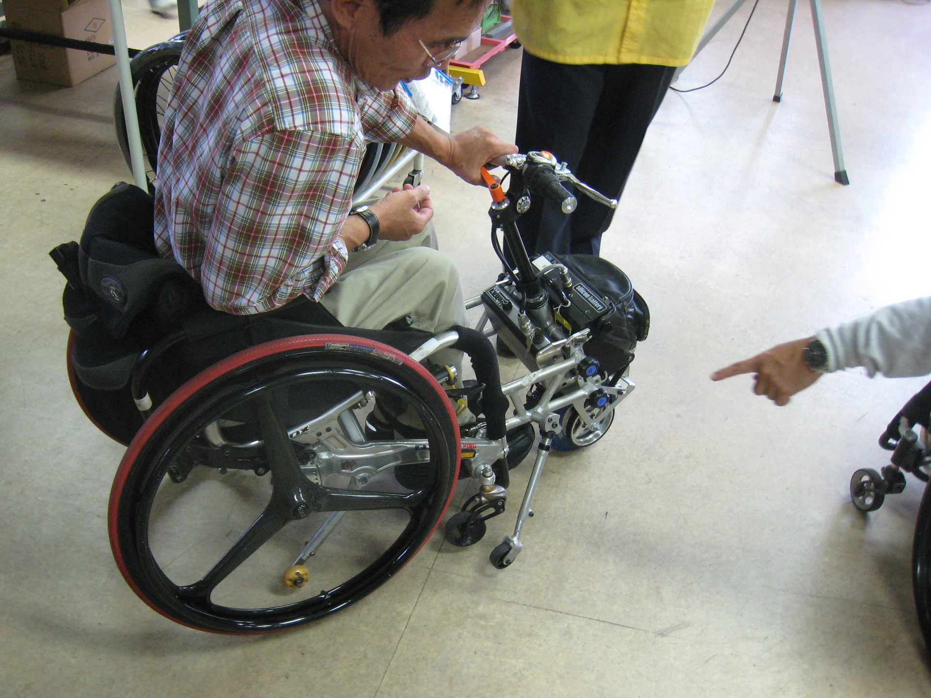 ZZRを見るとオレは創業社長の石井重行氏のことをいつも思い出します。石井さんの車いすには見ただけでワクワクするような変な試作パーツが山盛りでした（笑）