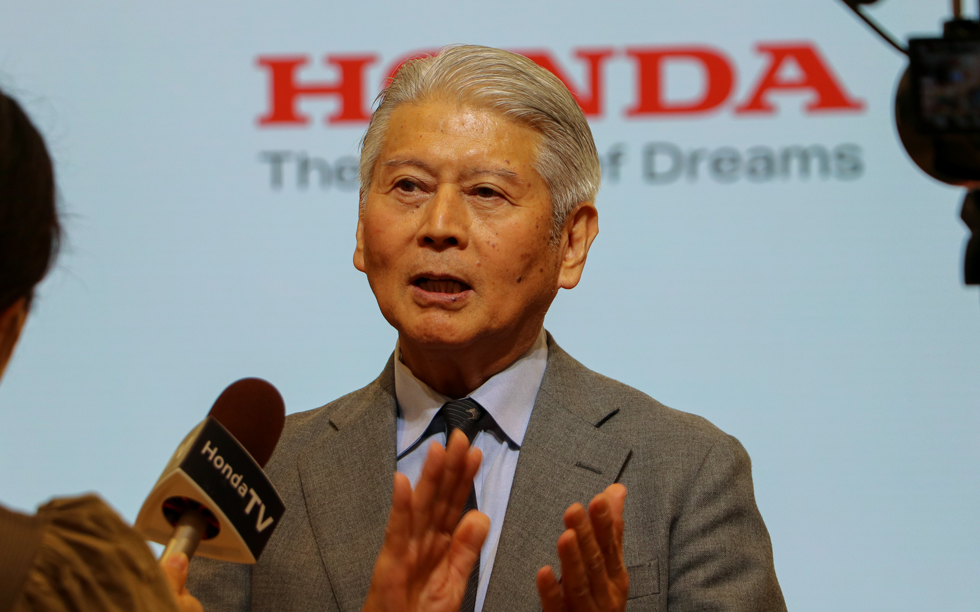 サウンドヒーリング協会理事長 兼 株式会社ジョイファンデーション代表取締役 喜田圭一郎氏。手を叩きながらビートが重要であると解説する