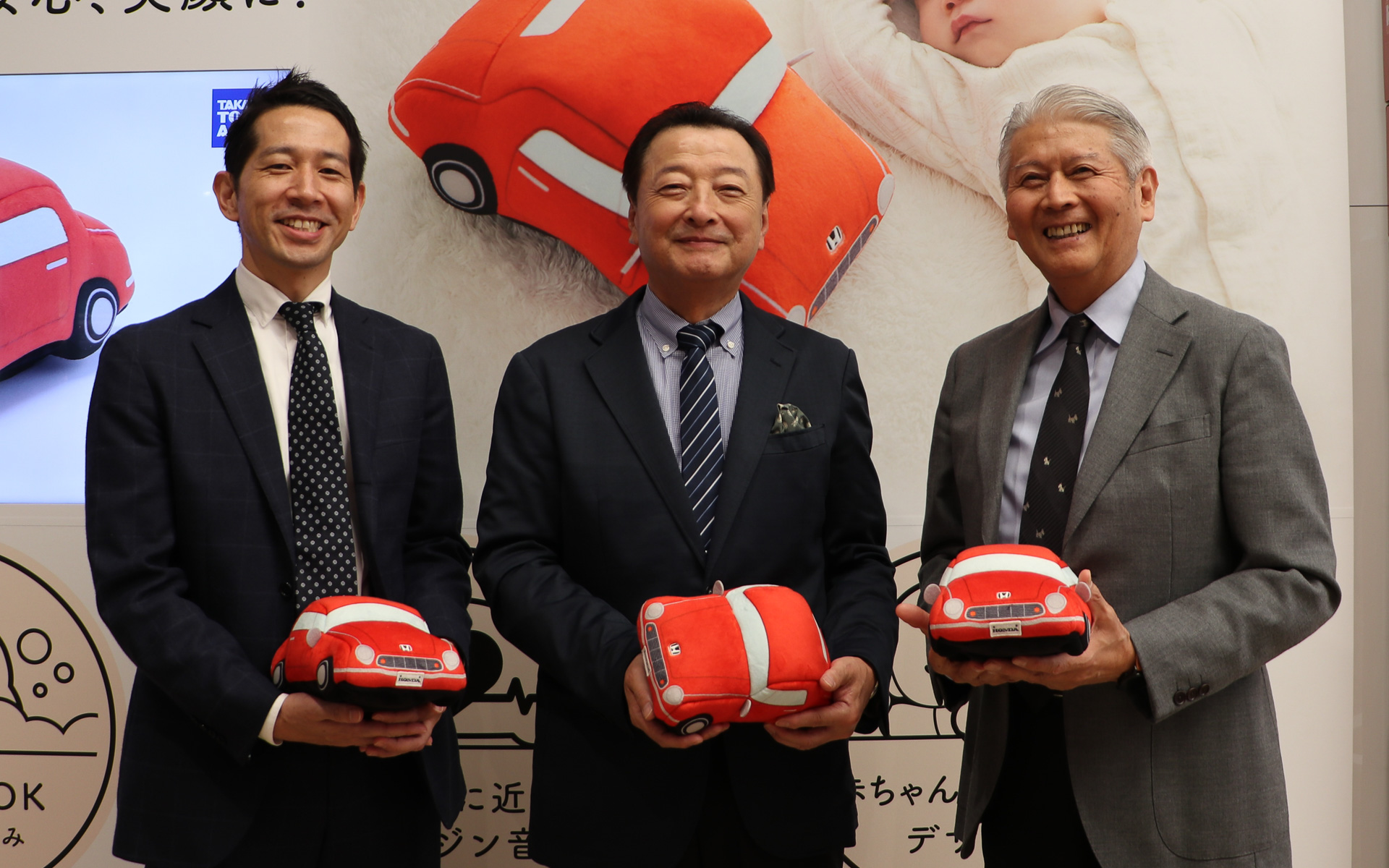 「赤ちゃんスマイル ホンダサウンドシッター」の製品化に尽力した3人。本田技研工業株式会社 コーポレート戦略本部 登那木直氏（左）、元タカラトミーアーツ開発 神田修一氏（中）、サウンドヒーリング協会理事長 喜田圭一郎氏（右）