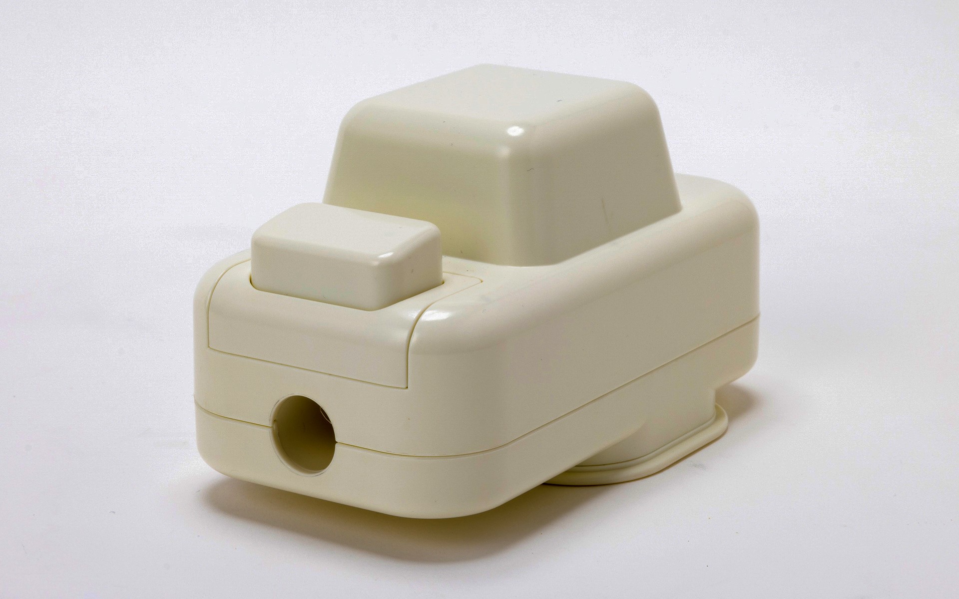 サウンドユニット本体。上部の大きな四角い部分にスピーカー、穴の上にあるのが操作スイッチ、下部は電池スペースとなっている