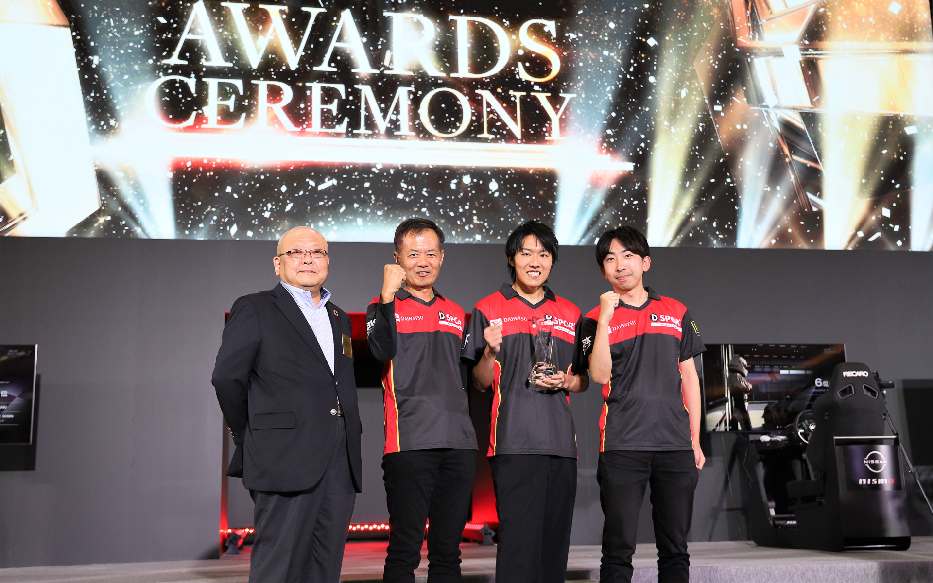 左から、日本自動車工業会 理事・事務局長 高橋信行氏、ダイハツ工業 殿村裕一選手、SPK e-SPORT Racing 所属 佐々木唯人選手、SPK株式会社 菅原達也選手