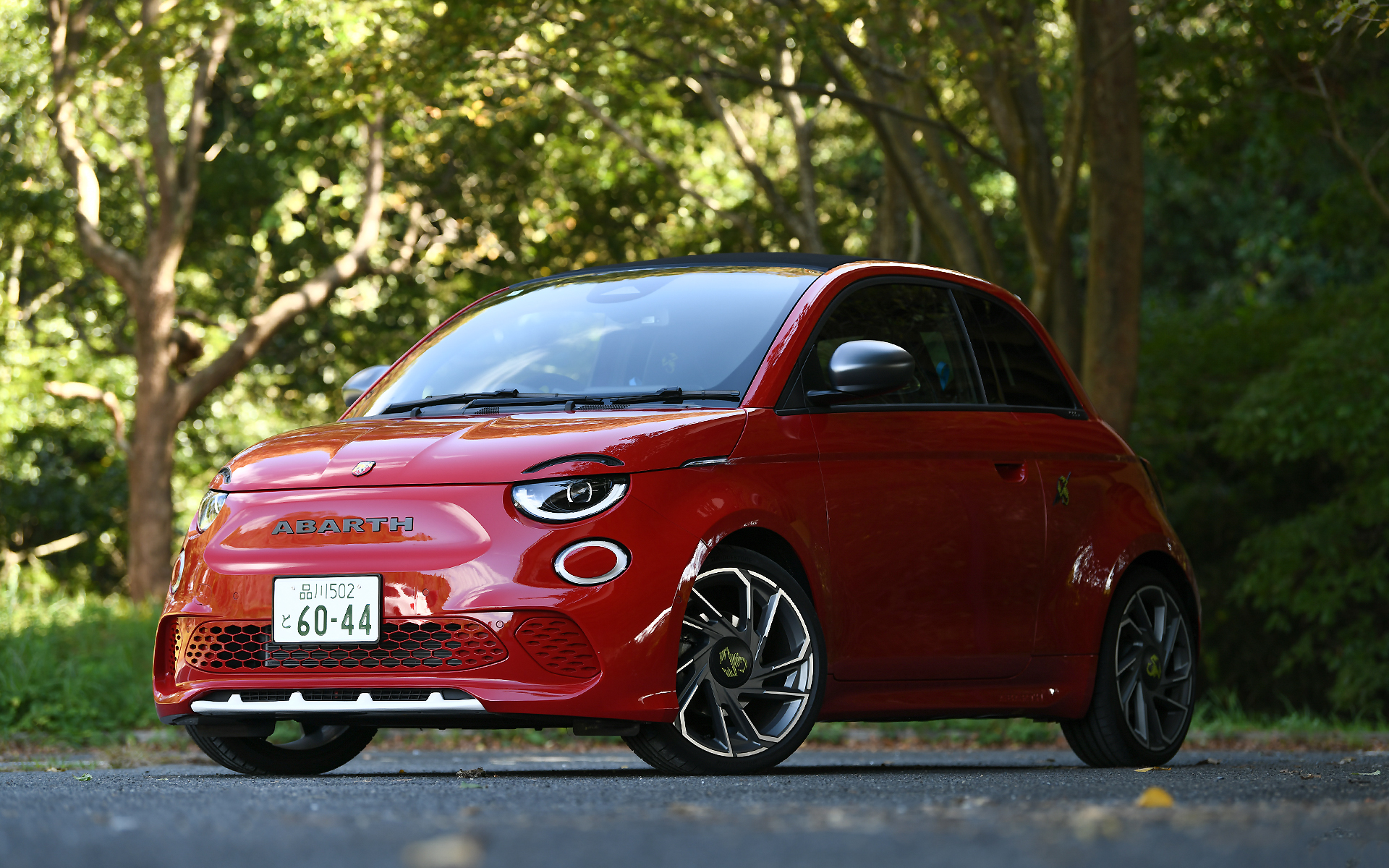 アバルト 500e。ボディサイズは3675×1685×1520mm（全長×全幅×全高）、ホイールベースは2320mm。車両重量はカブリオレで1380kg（ハッチバックは1360kg）