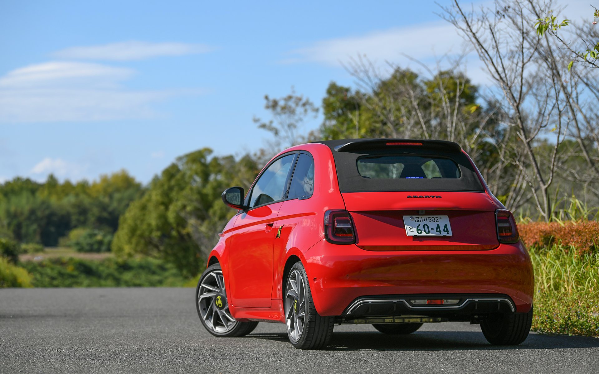 アバルト 500e。ボディサイズは3675×1685×1520mm（全長×全幅×全高）、ホイールベースは2320mm。車両重量はカブリオレで1380kg（ハッチバックは1360kg）