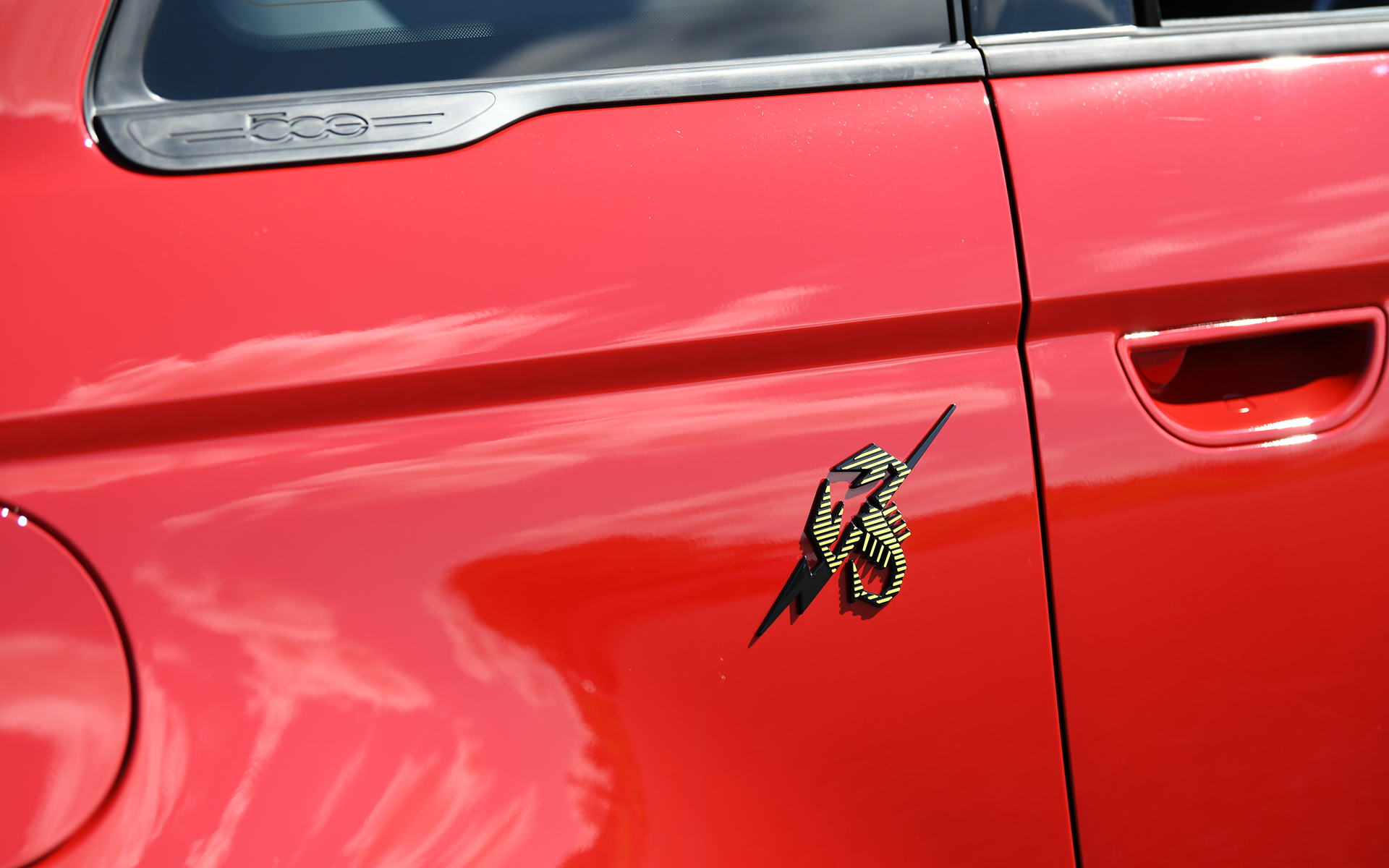 稲妻の放電によって描かれたかのような新デザインのスコーピオン・エンブレムをボディサイドに配置