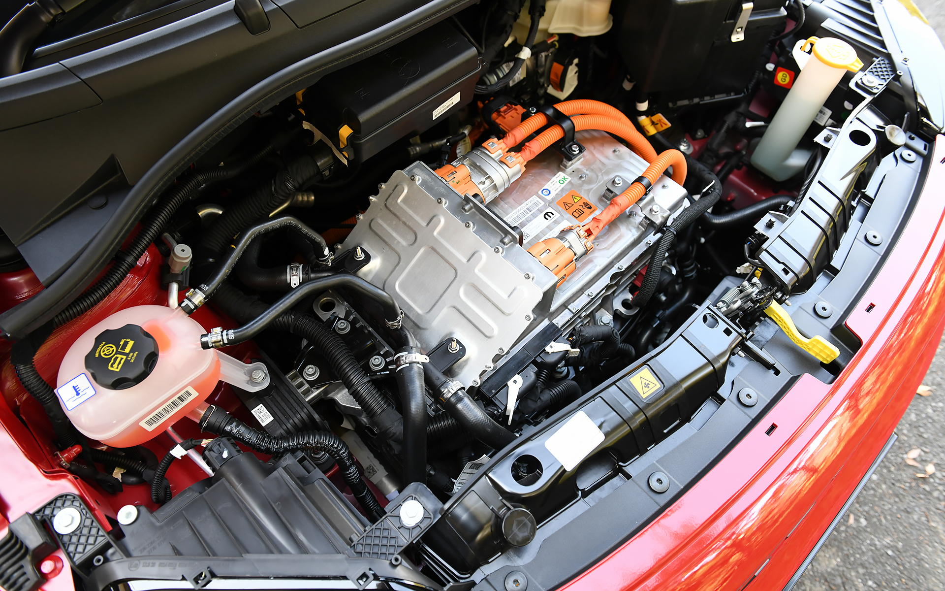 フロントに最高出力114kW（155PS）/5000rpm、最大トルク235Nm/2000rpmを発生するモーターを採用。総電力量42kWhのリチウムイオン電池を搭載し、カブリオレの充電走行距離は294km（WLTCモード）