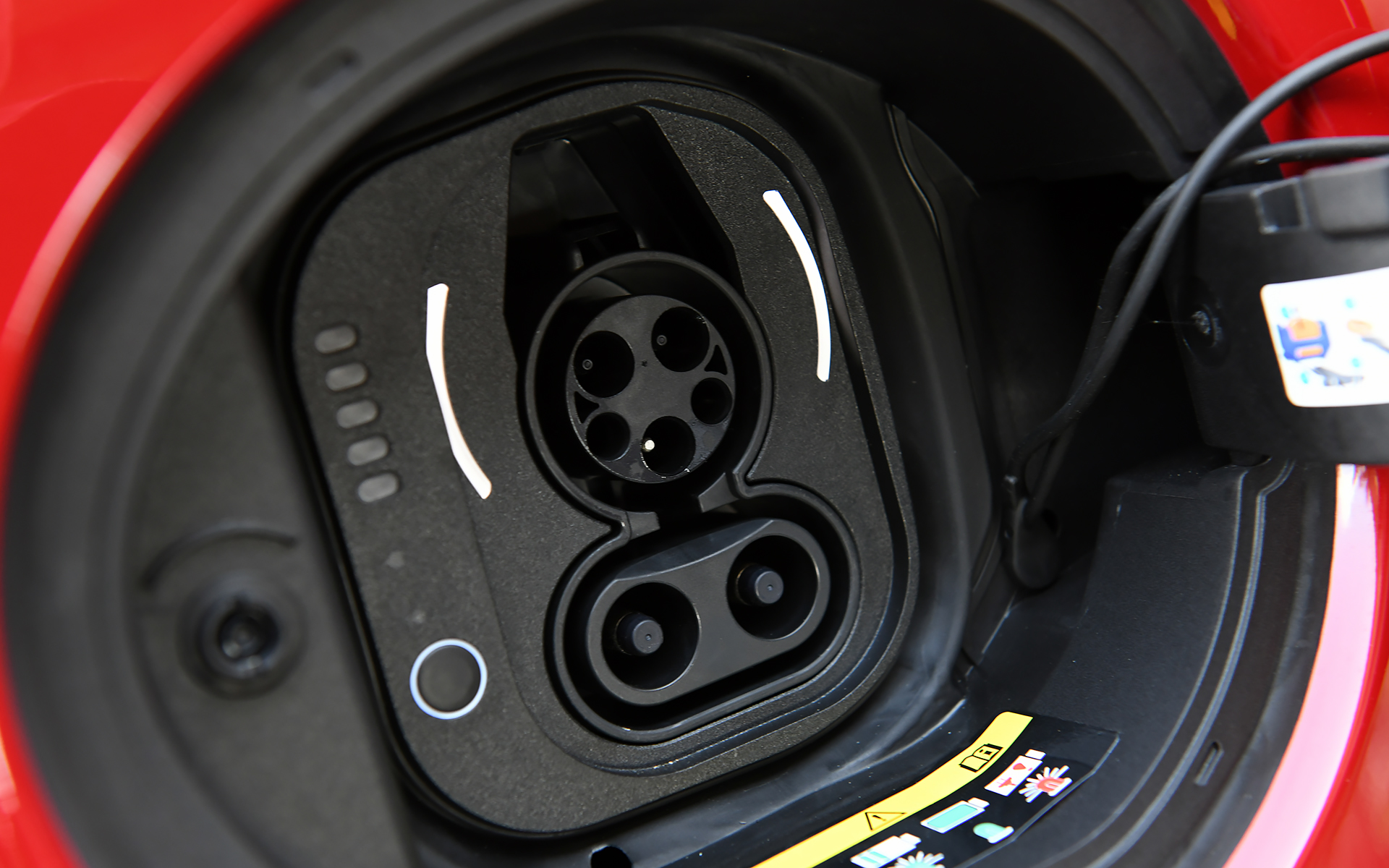 フル充電までにかかる時間は3kWの普通充電で約14時間、6kWの普通充電で約7時間。なお、付属のCHAdeMO方式のコネクターを利用して50kWの急速充電を使用すると、0％の状態から30分で60％～80％まで充電できるとのこと