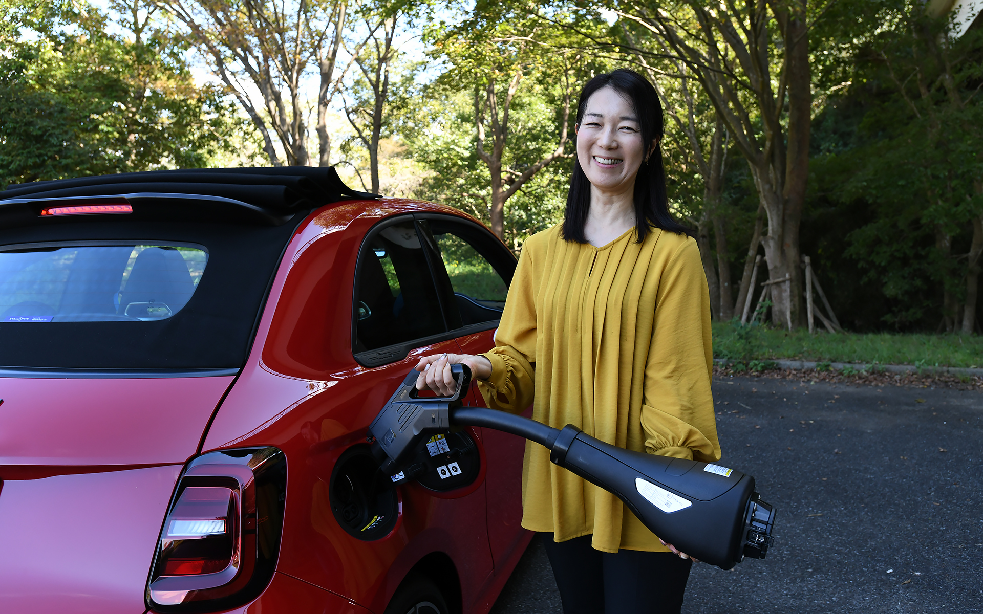 フル充電までにかかる時間は3kWの普通充電で約14時間、6kWの普通充電で約7時間。なお、付属のCHAdeMO方式のコネクターを利用して50kWの急速充電を使用すると、0％の状態から30分で60％～80％まで充電できるとのこと