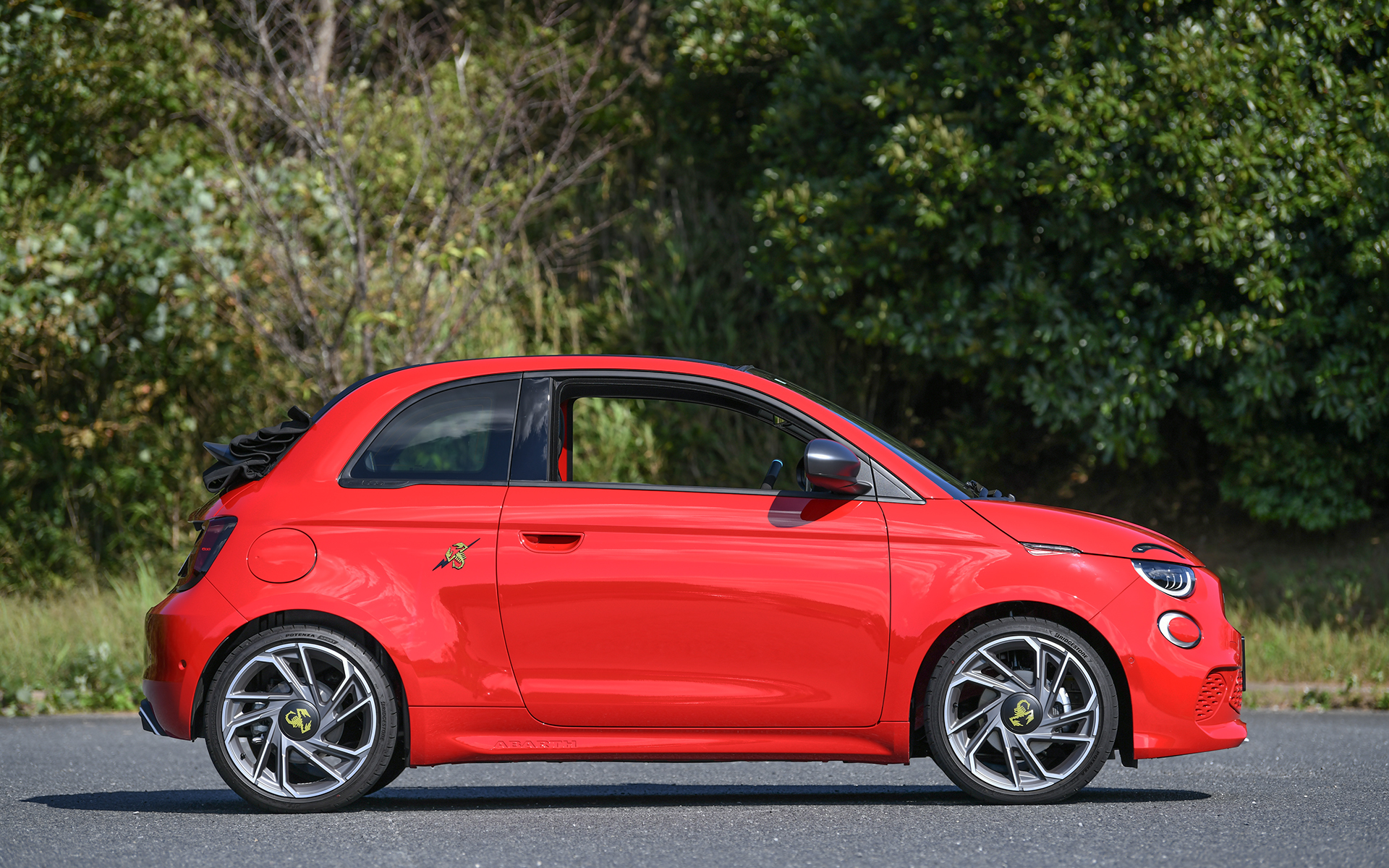 アバルト 500eは、これまでのブランドDNAを継承しながらも、次世代のアバルトを象徴する、アバルトの電動化戦略において中核を担うモデル