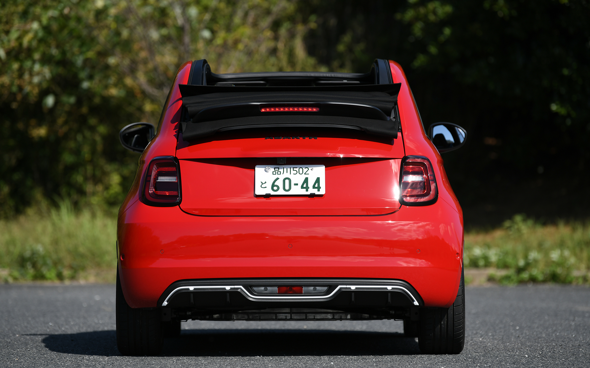 アバルト 500eは、これまでのブランドDNAを継承しながらも、次世代のアバルトを象徴する、アバルトの電動化戦略において中核を担うモデル