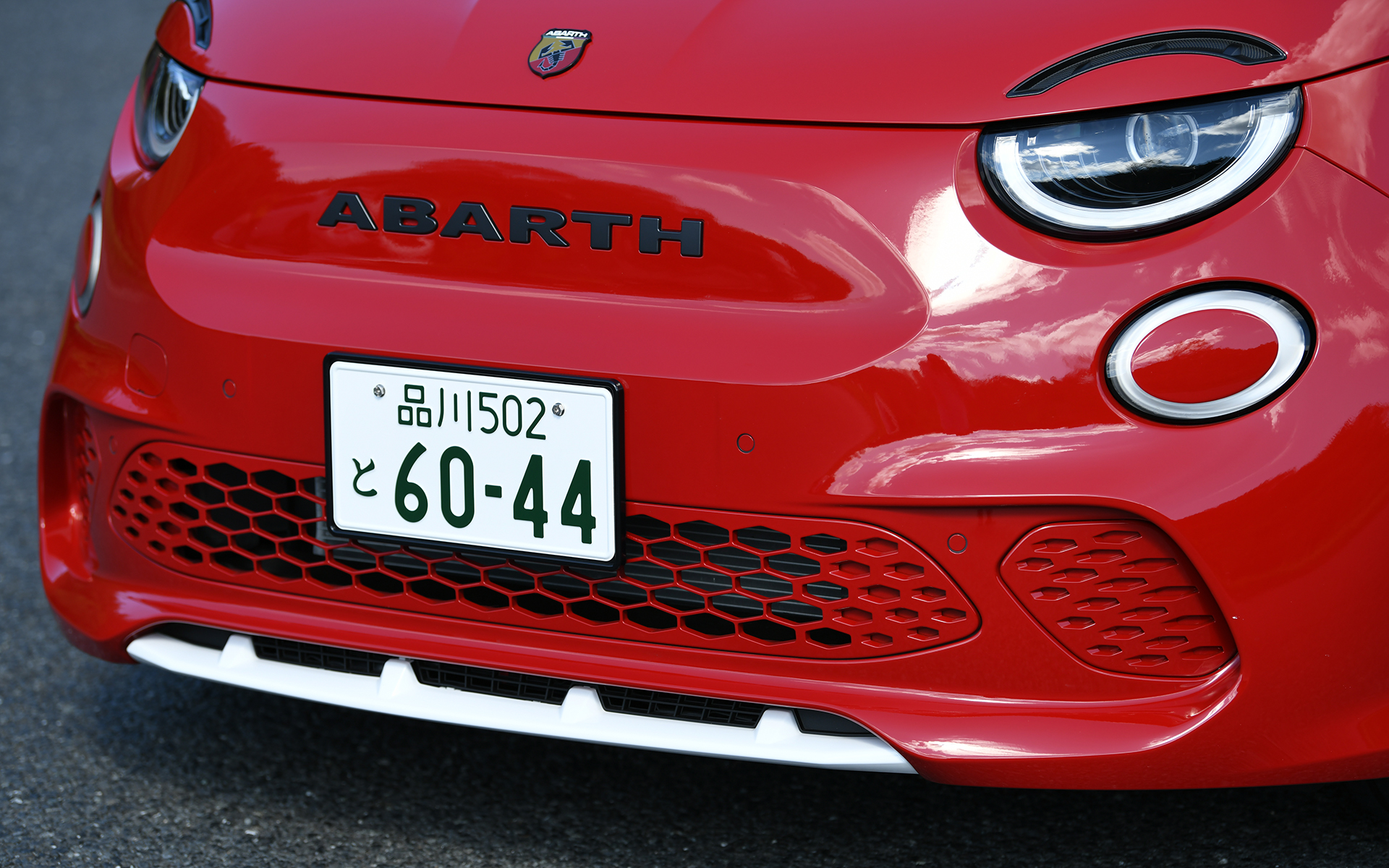 コンパクトな車体に18インチアルミホイールを採用し、アグレッシブさを持ちながら柔らかなプロポーションを実現。スポーティな印象のフロントバンパー、アクセントカラーとしてホワイトを採用したリップスポイラー、精悍な印象を与えるフルLEDヘッドライトなど、コントラストのある引き締まったスタイリングとしている。なお、アバルト 500eではフロントグリルに初めてダークチタングレーの「アバルトレタリング」を採用した