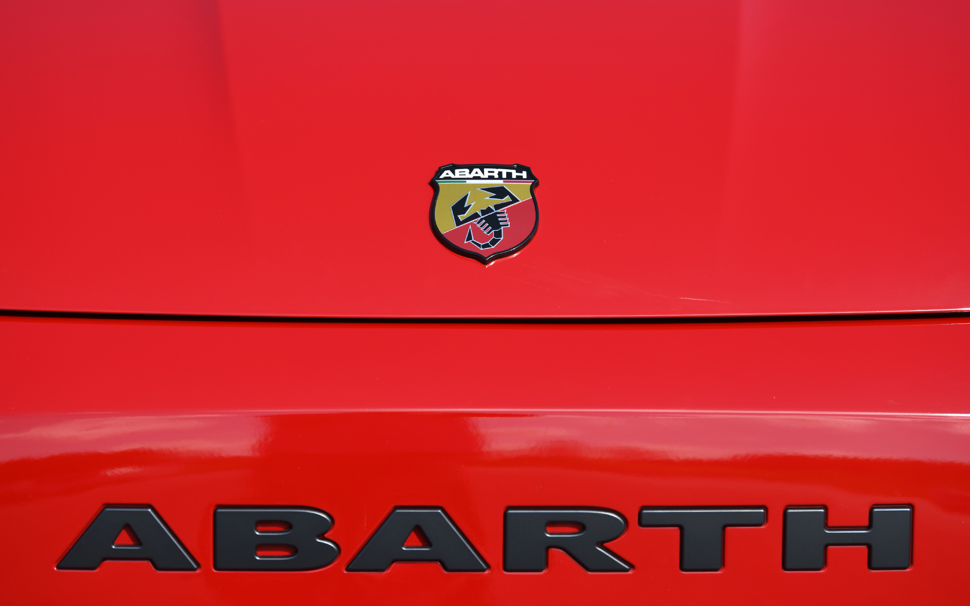 コンパクトな車体に18インチアルミホイールを採用し、アグレッシブさを持ちながら柔らかなプロポーションを実現。スポーティな印象のフロントバンパー、アクセントカラーとしてホワイトを採用したリップスポイラー、精悍な印象を与えるフルLEDヘッドライトなど、コントラストのある引き締まったスタイリングとしている。なお、アバルト 500eではフロントグリルに初めてダークチタングレーの「アバルトレタリング」を採用した