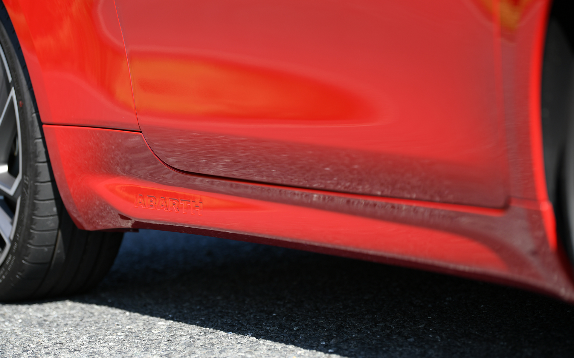 コンパクトな車体に18インチアルミホイールを採用し、アグレッシブさを持ちながら柔らかなプロポーションを実現。スポーティな印象のフロントバンパー、アクセントカラーとしてホワイトを採用したリップスポイラー、精悍な印象を与えるフルLEDヘッドライトなど、コントラストのある引き締まったスタイリングとしている。なお、アバルト 500eではフロントグリルに初めてダークチタングレーの「アバルトレタリング」を採用した