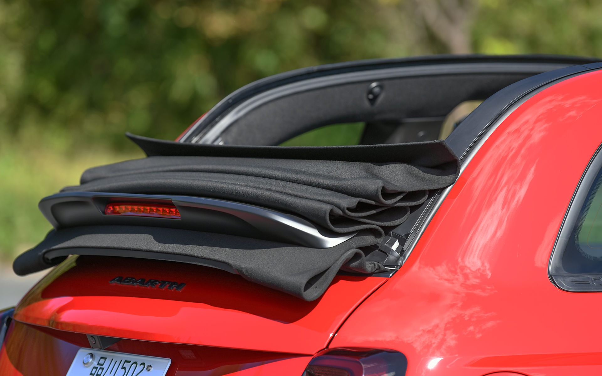 コンパクトな車体に18インチアルミホイールを採用し、アグレッシブさを持ちながら柔らかなプロポーションを実現。スポーティな印象のフロントバンパー、アクセントカラーとしてホワイトを採用したリップスポイラー、精悍な印象を与えるフルLEDヘッドライトなど、コントラストのある引き締まったスタイリングとしている。なお、アバルト 500eではフロントグリルに初めてダークチタングレーの「アバルトレタリング」を採用した