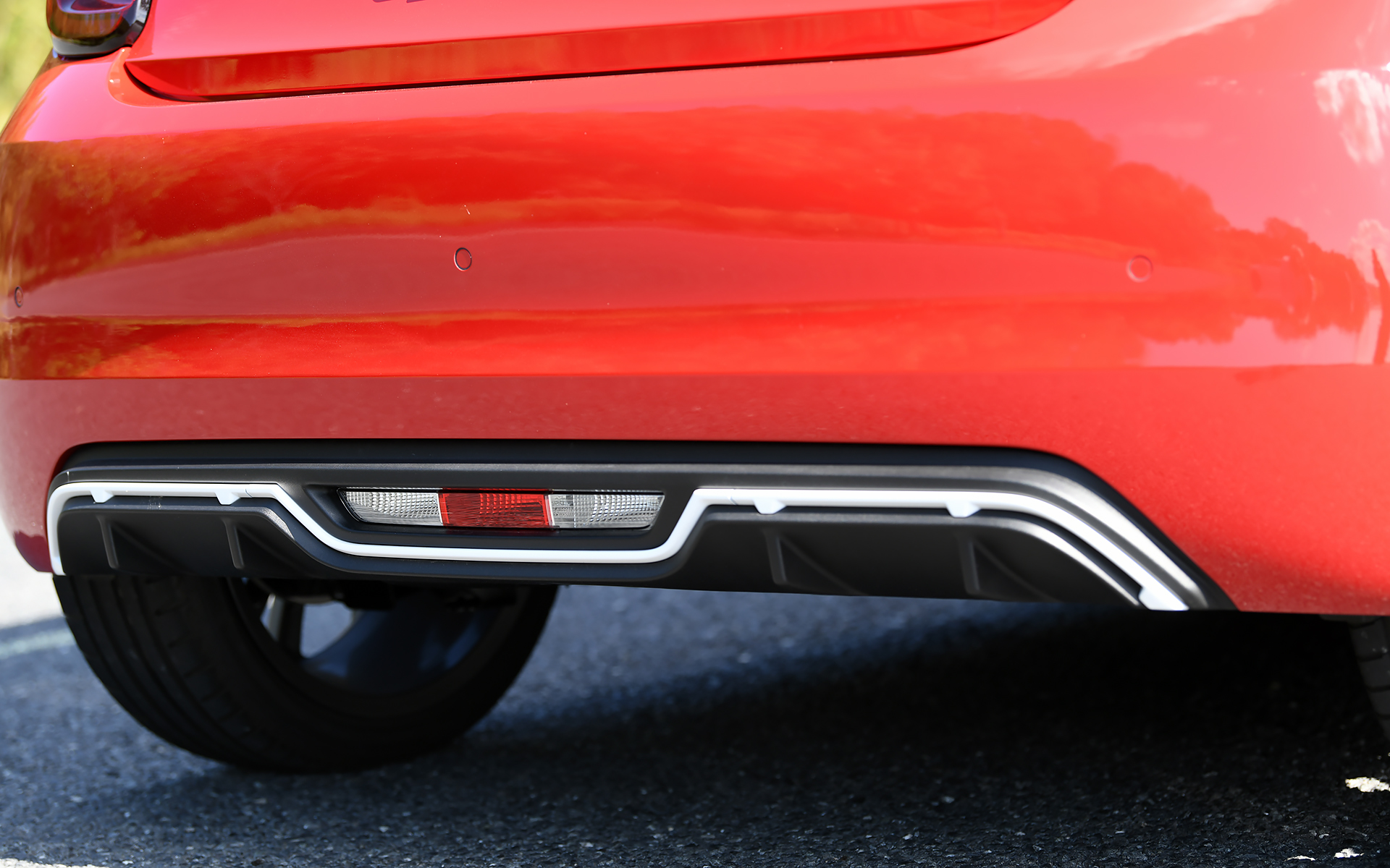 コンパクトな車体に18インチアルミホイールを採用し、アグレッシブさを持ちながら柔らかなプロポーションを実現。スポーティな印象のフロントバンパー、アクセントカラーとしてホワイトを採用したリップスポイラー、精悍な印象を与えるフルLEDヘッドライトなど、コントラストのある引き締まったスタイリングとしている。なお、アバルト 500eではフロントグリルに初めてダークチタングレーの「アバルトレタリング」を採用した