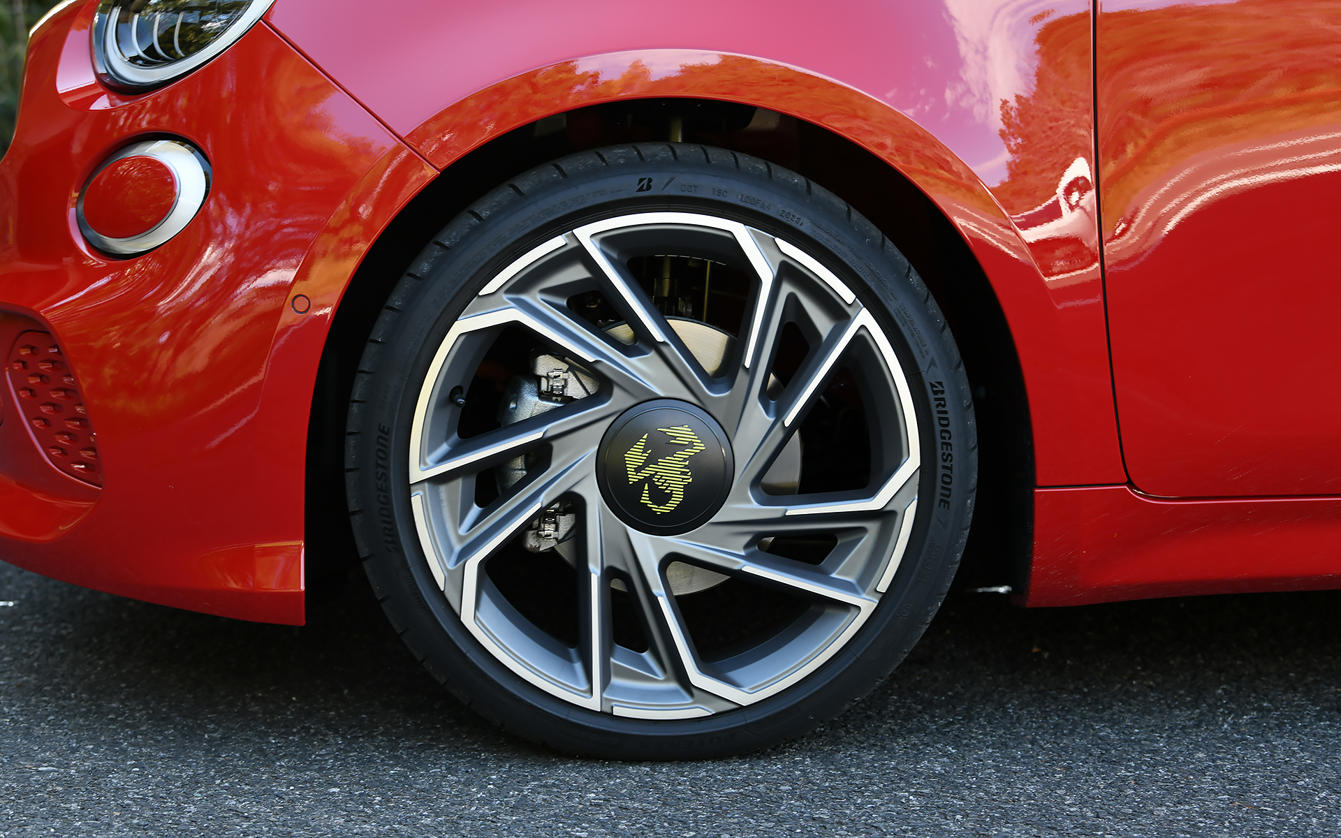 コンパクトな車体に18インチアルミホイールを採用し、アグレッシブさを持ちながら柔らかなプロポーションを実現。スポーティな印象のフロントバンパー、アクセントカラーとしてホワイトを採用したリップスポイラー、精悍な印象を与えるフルLEDヘッドライトなど、コントラストのある引き締まったスタイリングとしている。なお、アバルト 500eではフロントグリルに初めてダークチタングレーの「アバルトレタリング」を採用した