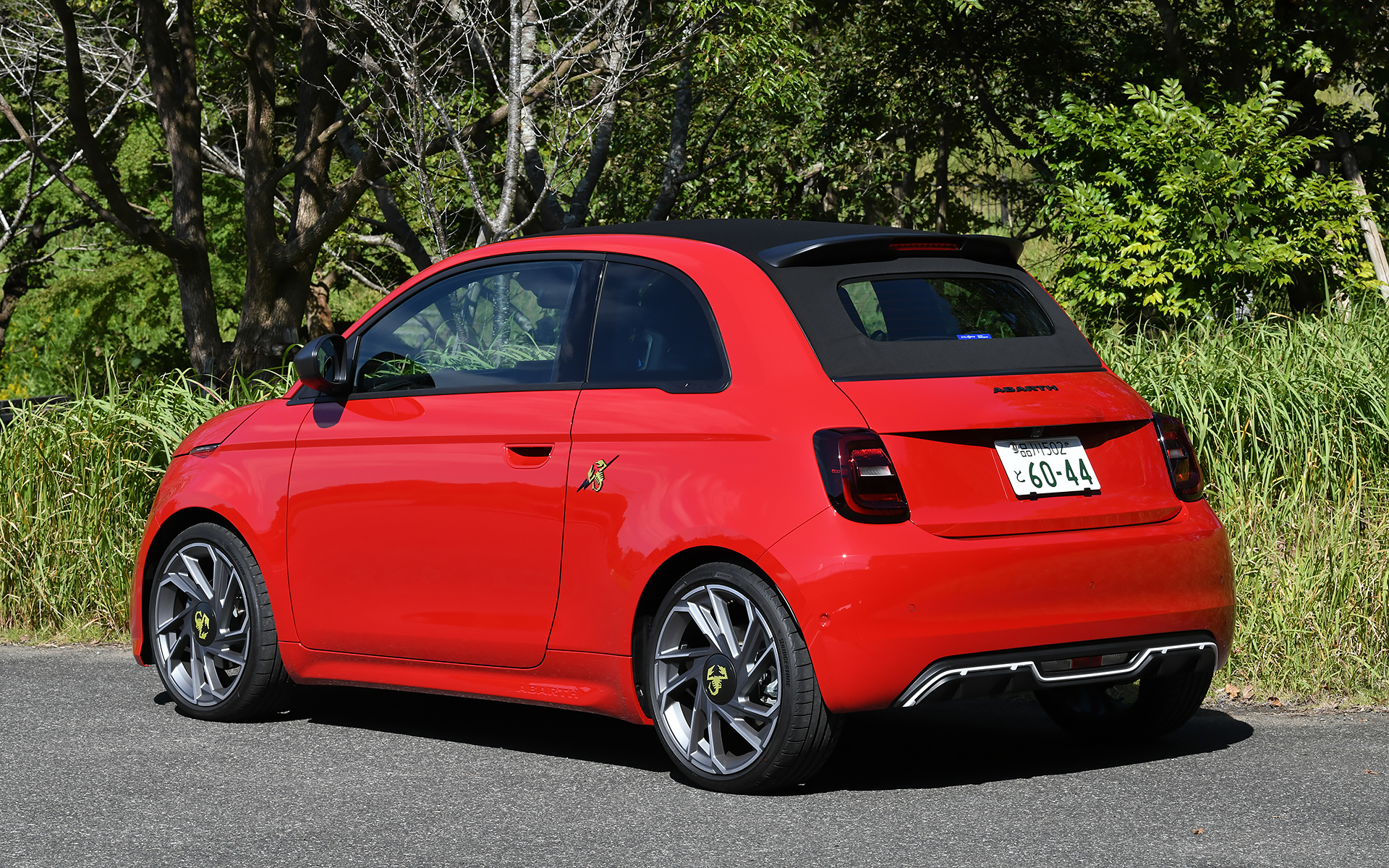 カブリオレモデルはルーフを2段階で開けられる