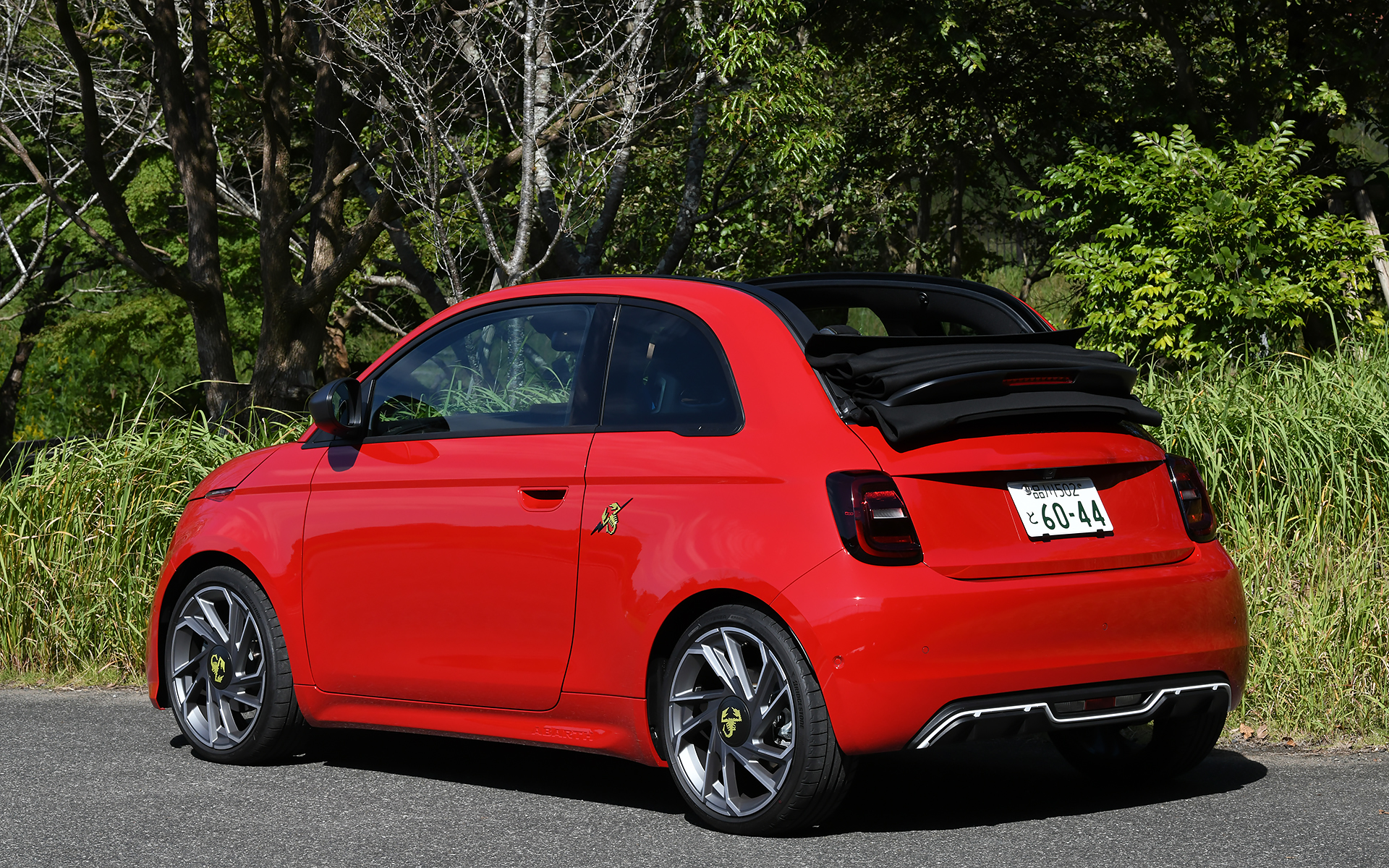 カブリオレモデルはルーフを2段階で開けられる