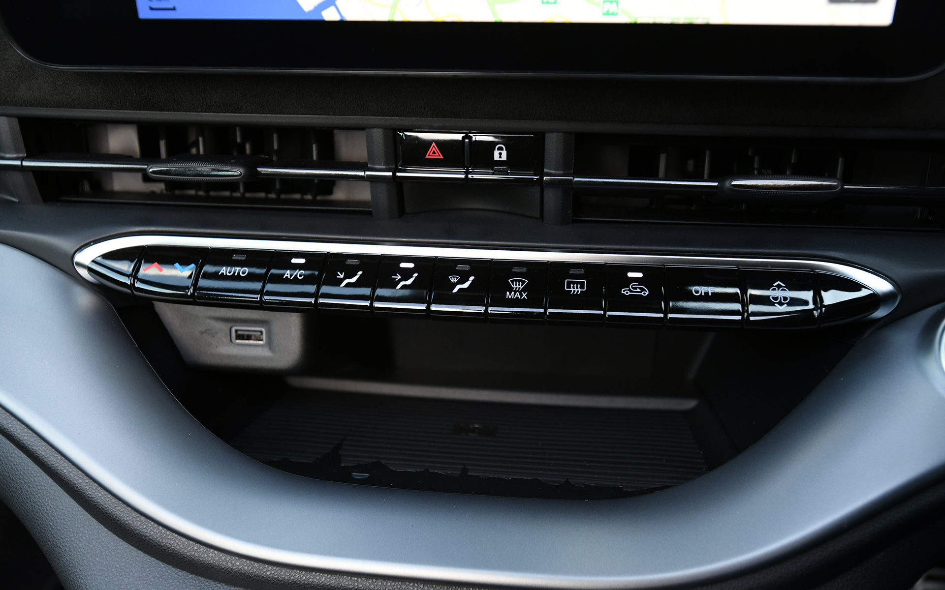 黒を基調としたシックでスポーティなインテリア。インストルメントパネル、ステアリング、ヘッドレスト一体型スポーツシートなどにアルカンターラ素材を採用し、高級感を演出。ヘッドレストには「Abarth 500e」専用のロゴをあしらい、ブルーとイエローのステッチを施した一体型のスポーツシート、ステアリングホイールにあしらったブルーのトップマークとともにスポーティさを高めている